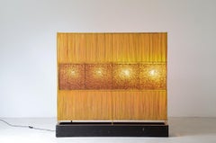 Lampe mit geflochtenen Bambusholzplatten und Eisenstruktur.