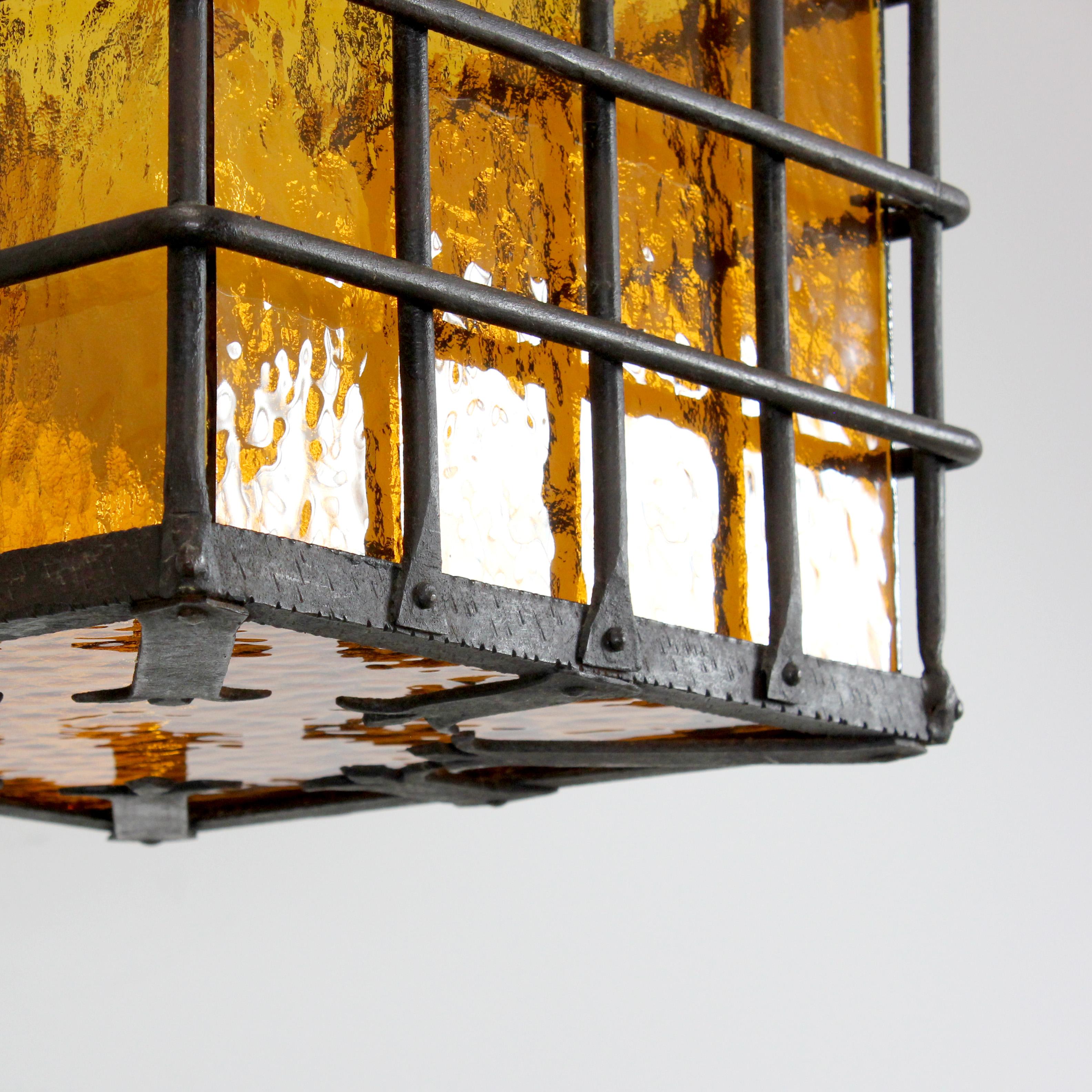 Lampe avec cadre en fer forgé et diffuseurs en verre ambré texturé - vers 1970 -. en vente 4