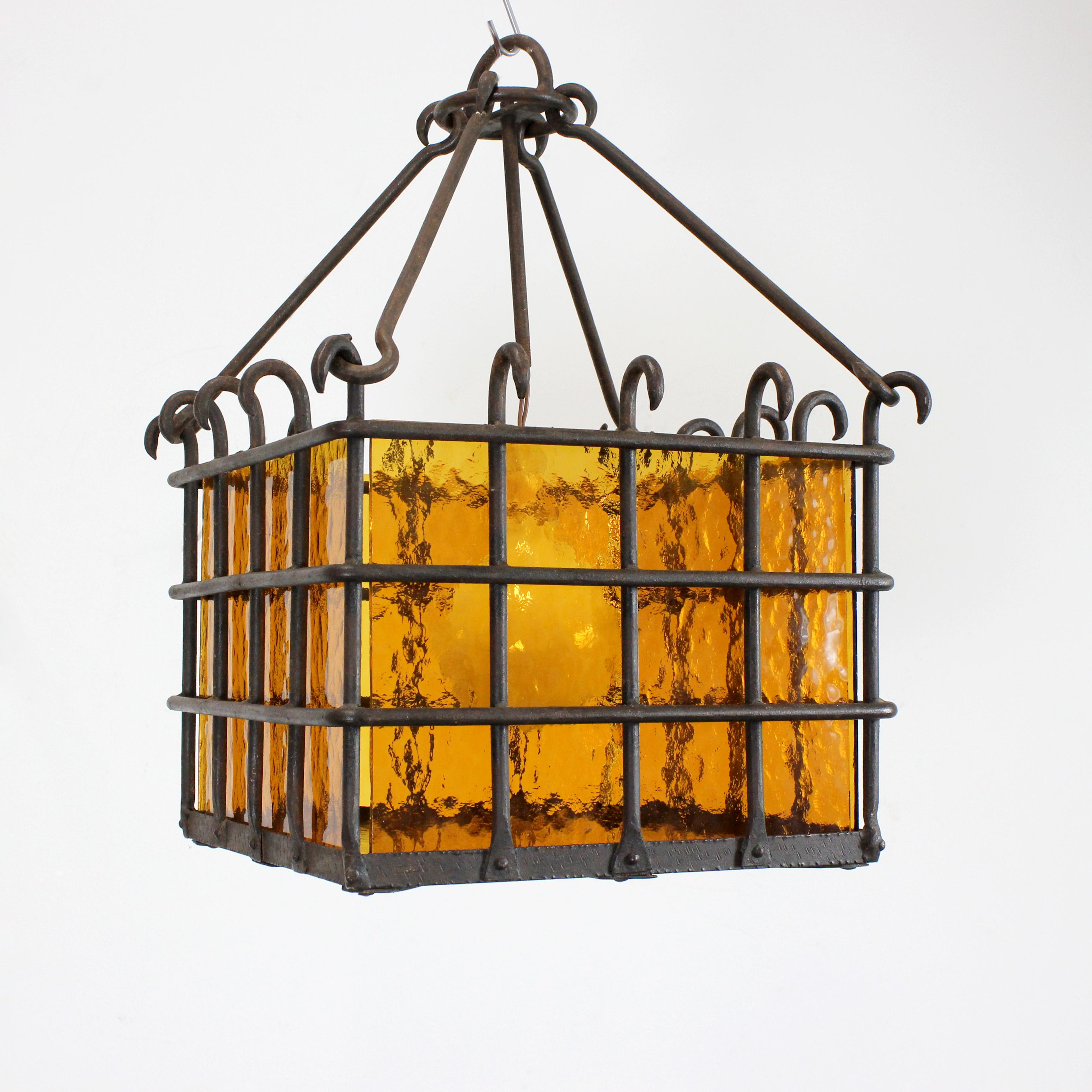 Lampe avec cadre en fer forgé et diffuseurs en verre ambré texturé - vers 1970 -. en vente 5