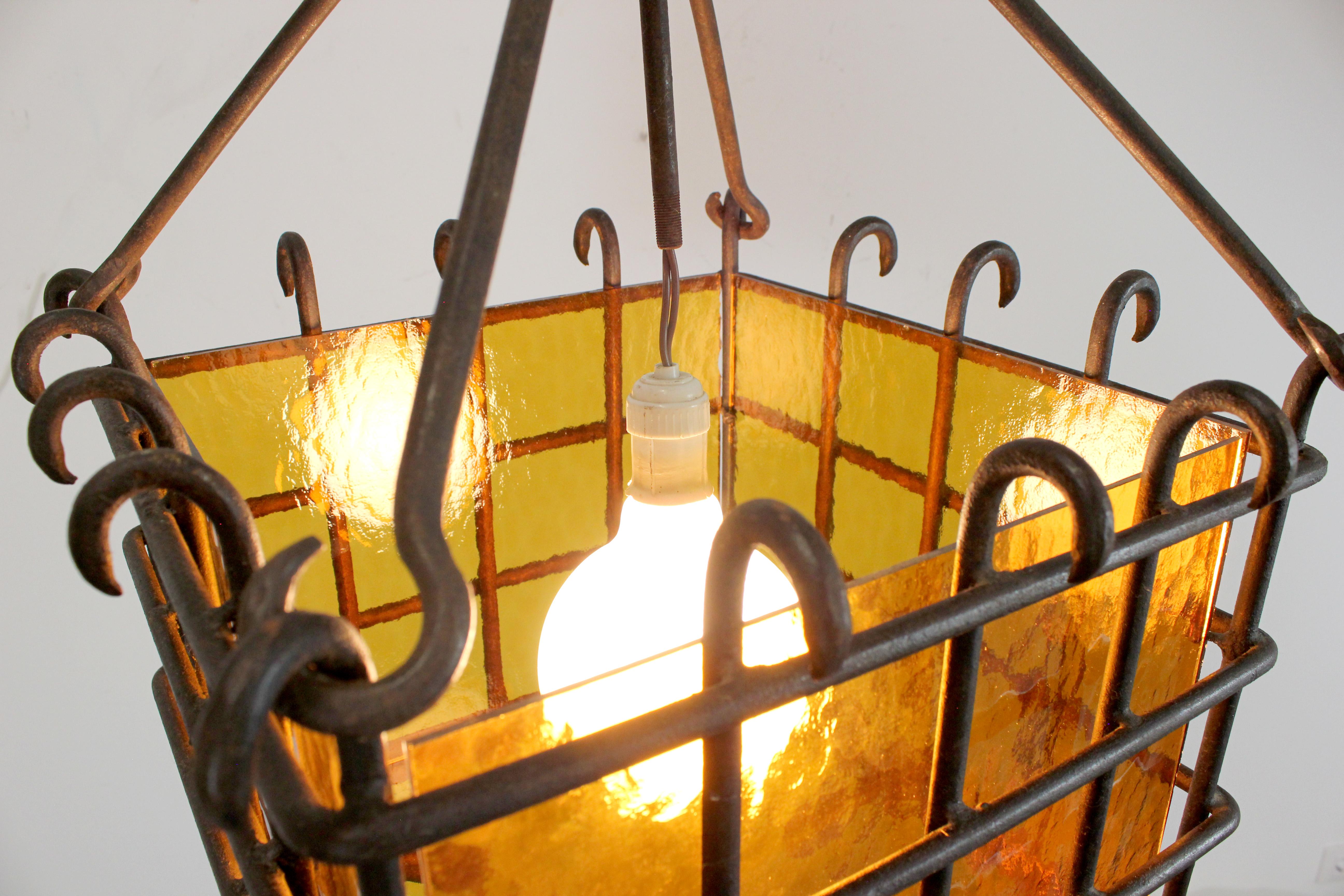 Lampe avec cadre en fer forgé et diffuseurs en verre ambré texturé - vers 1970 -. en vente 6