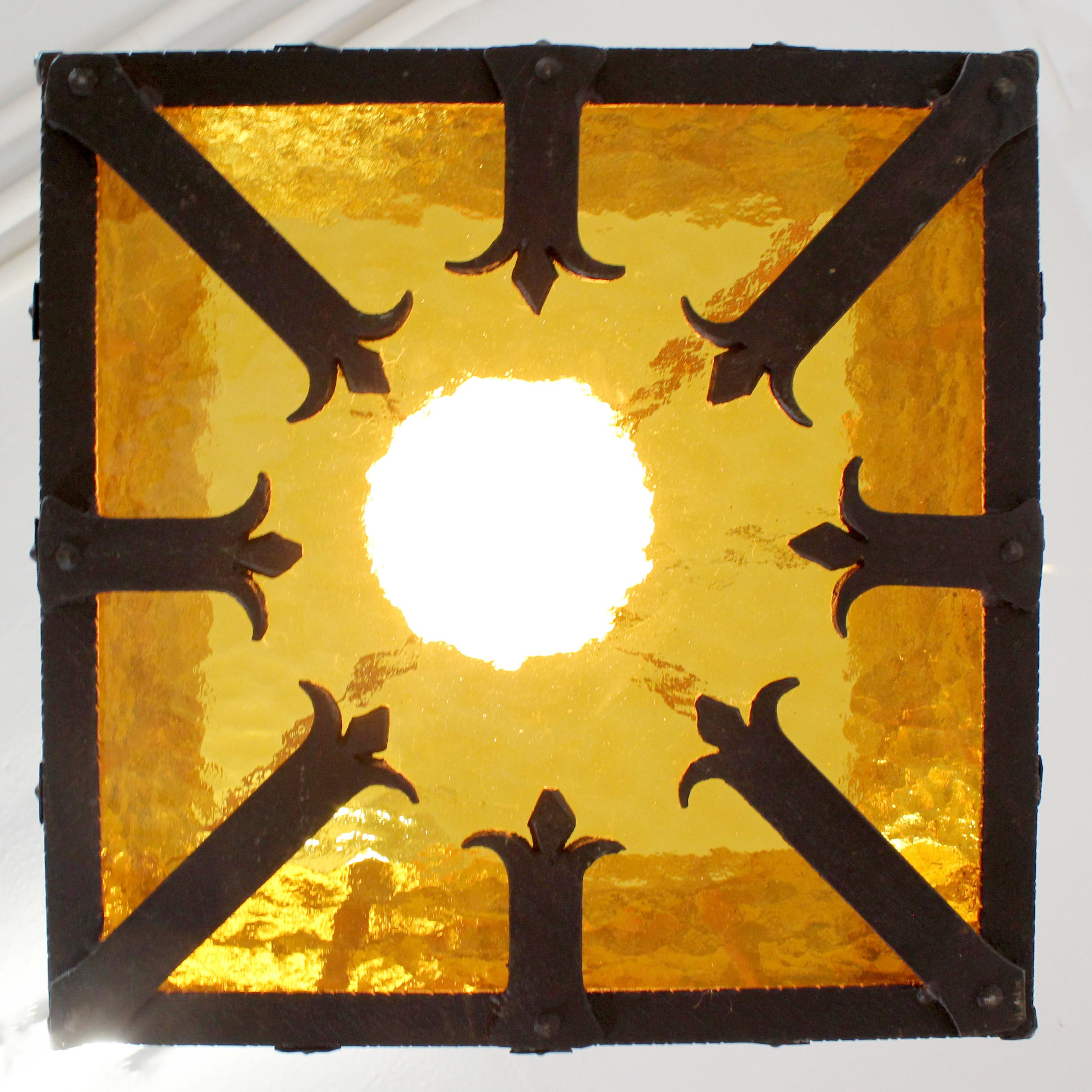 Lampe avec cadre en fer forgé et diffuseurs en verre ambré texturé - vers 1970 -. en vente 7