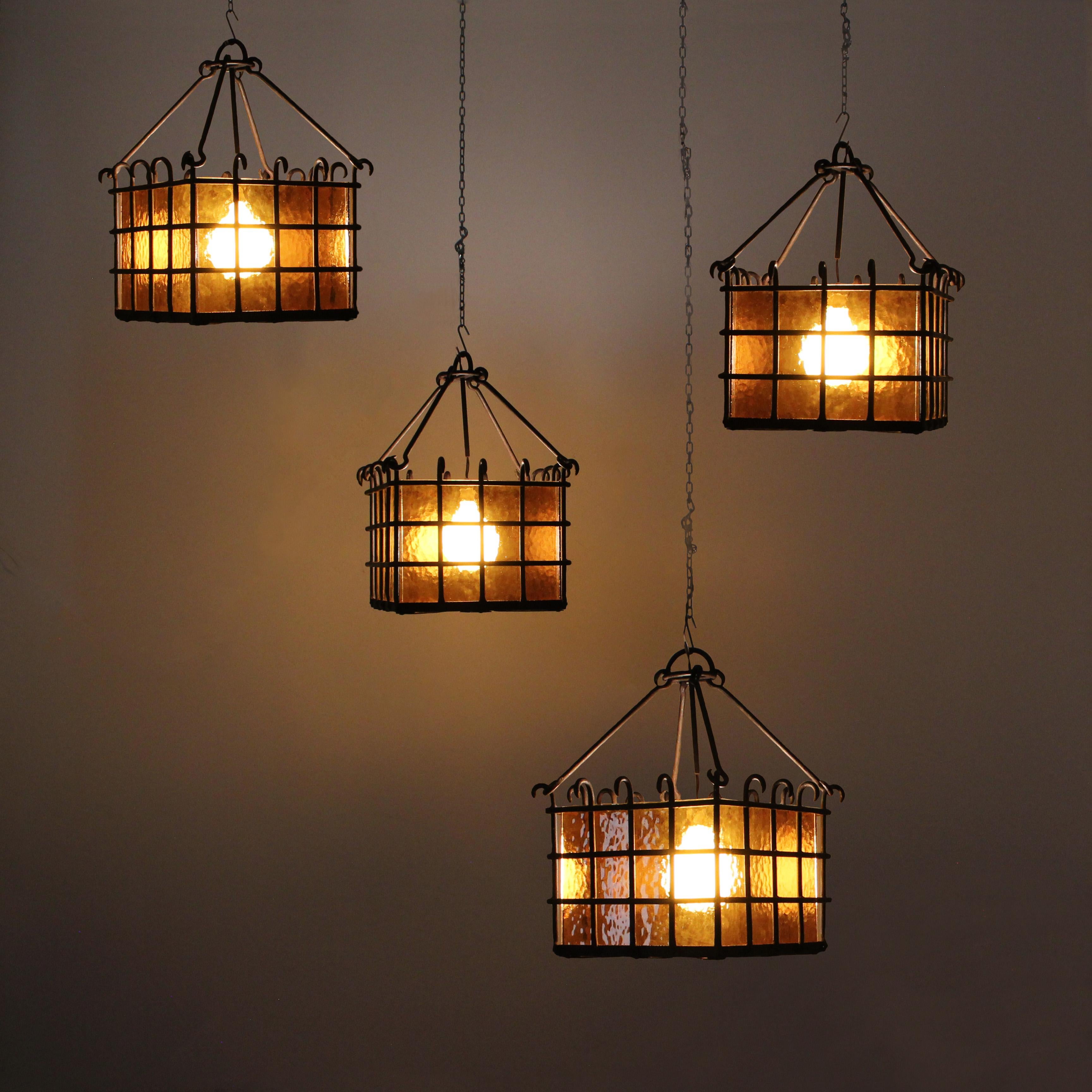 Lampe avec cadre en fer forgé et diffuseurs en verre ambré texturé - vers 1970 -. en vente 8