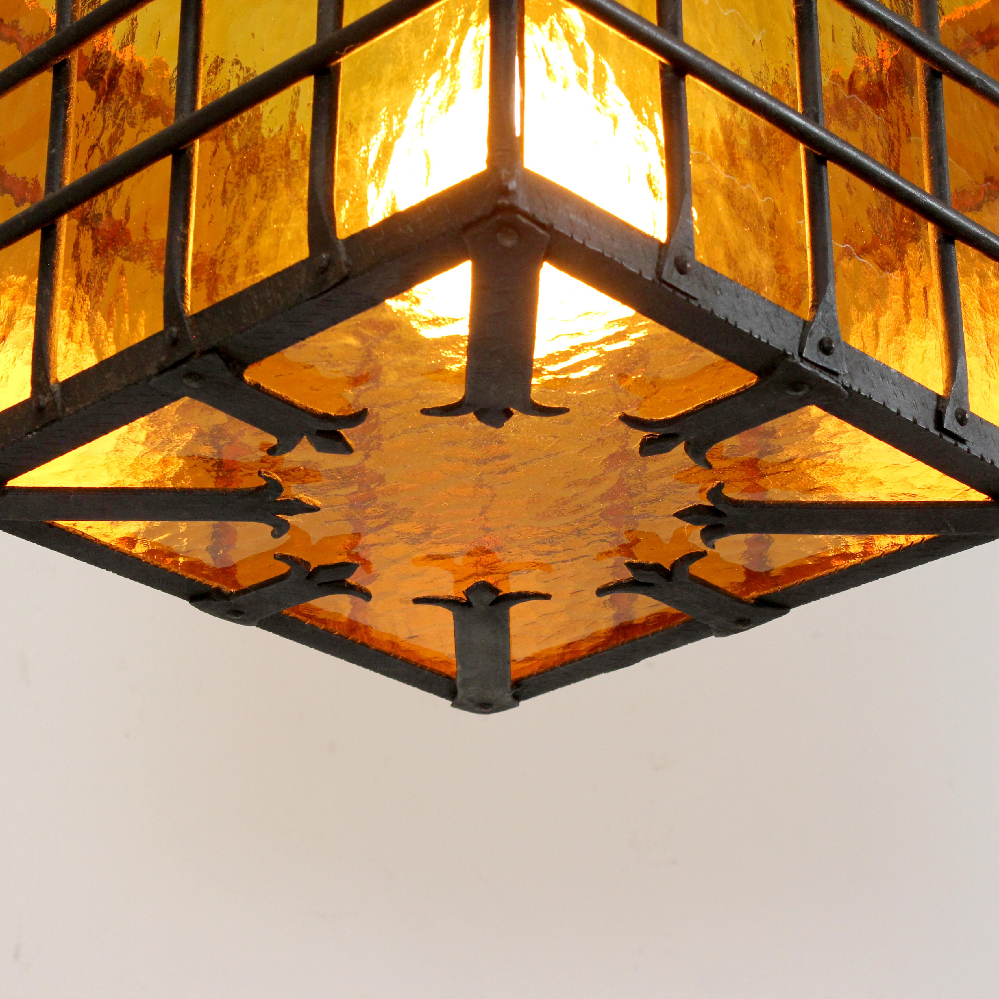 Lampe avec cadre en fer forgé et diffuseurs en verre ambré texturé - c. 1970 - Espagne

Dimensions : 54 x 40 x 40 cm