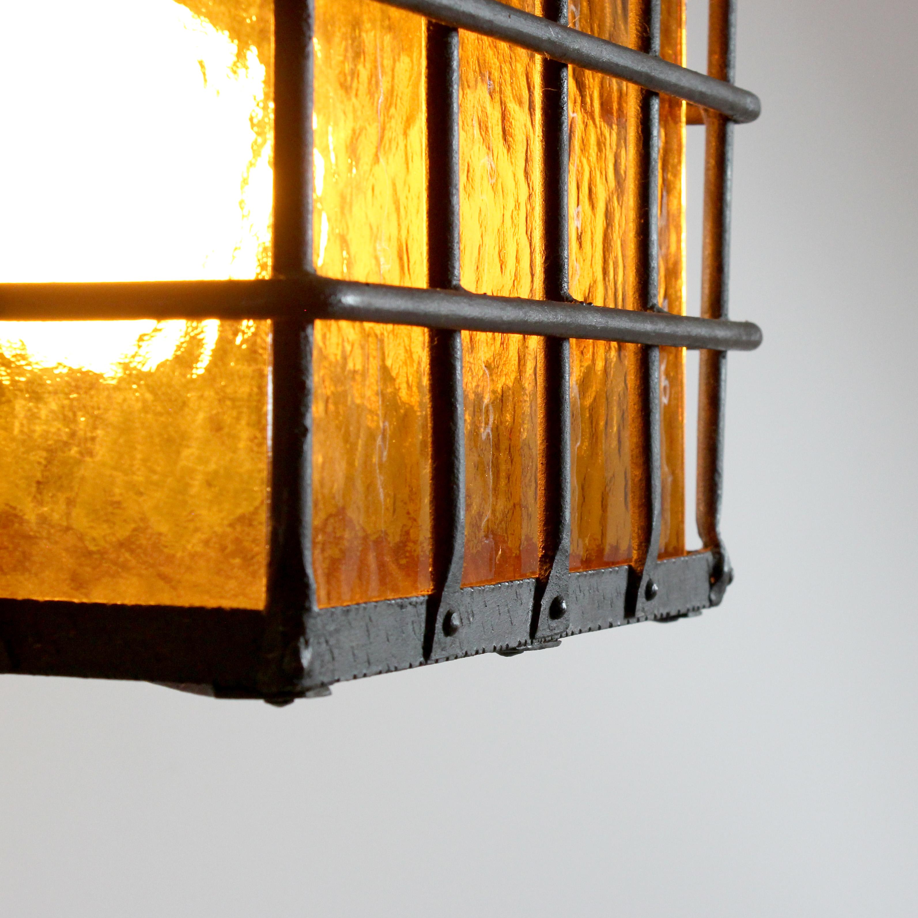 Espagnol Lampe avec cadre en fer forgé et diffuseurs en verre ambré texturé - vers 1970 -. en vente