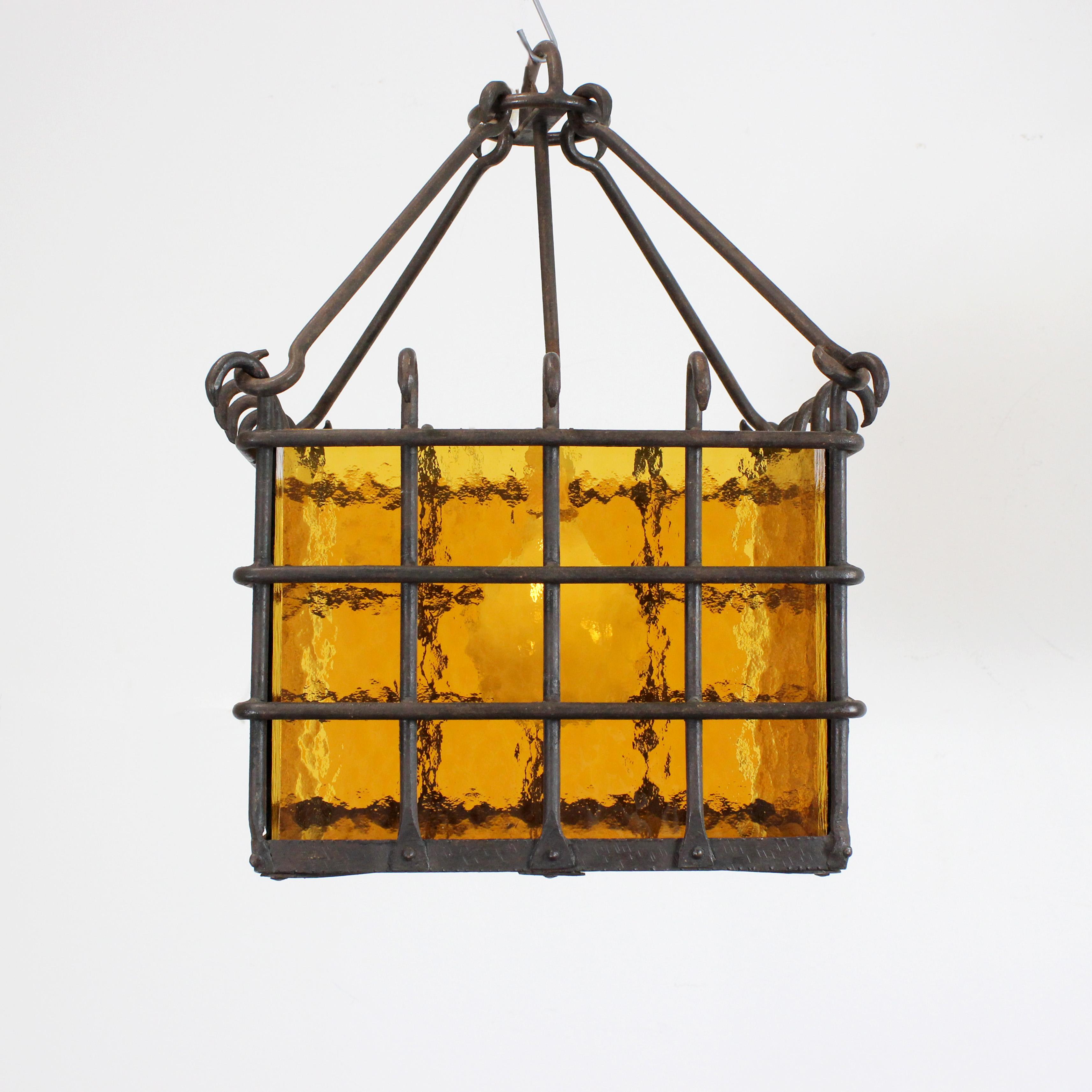 Lampe avec cadre en fer forgé et diffuseurs en verre ambré texturé - vers 1970 -. Bon état - En vente à Madrid, España