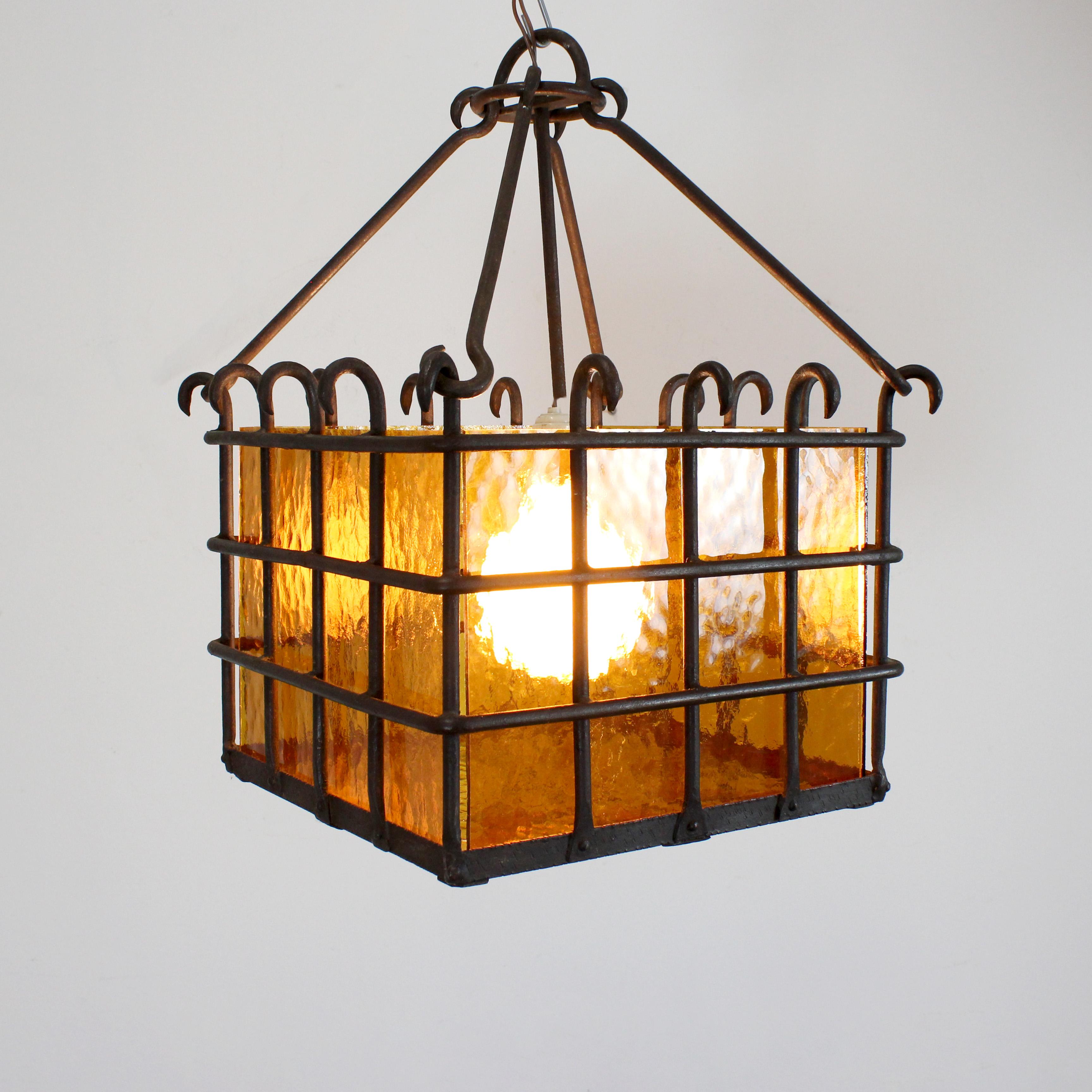 Fin du 20e siècle Lampe avec cadre en fer forgé et diffuseurs en verre ambré texturé - vers 1970 -. en vente