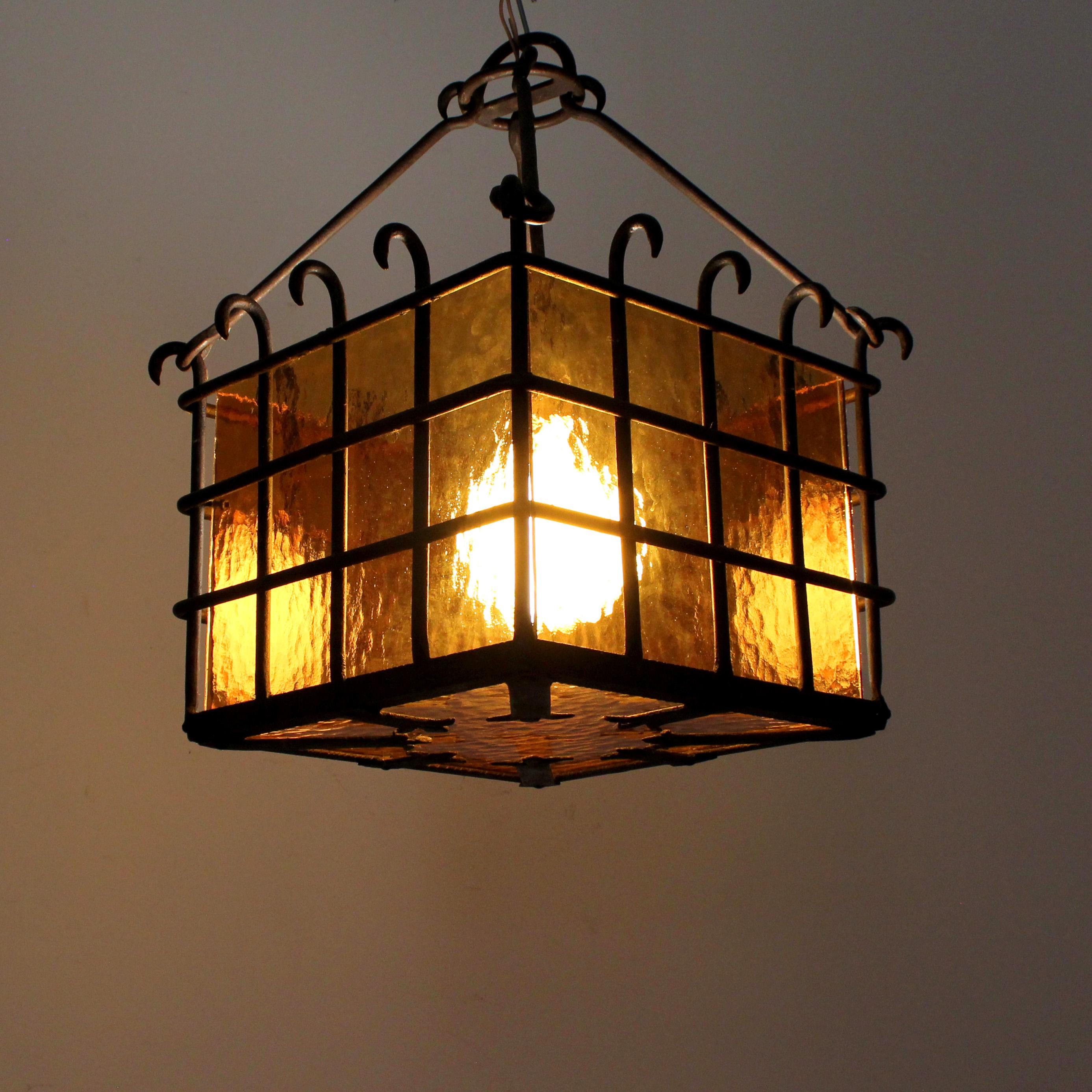 Verre Lampe avec cadre en fer forgé et diffuseurs en verre ambré texturé - vers 1970 -. en vente