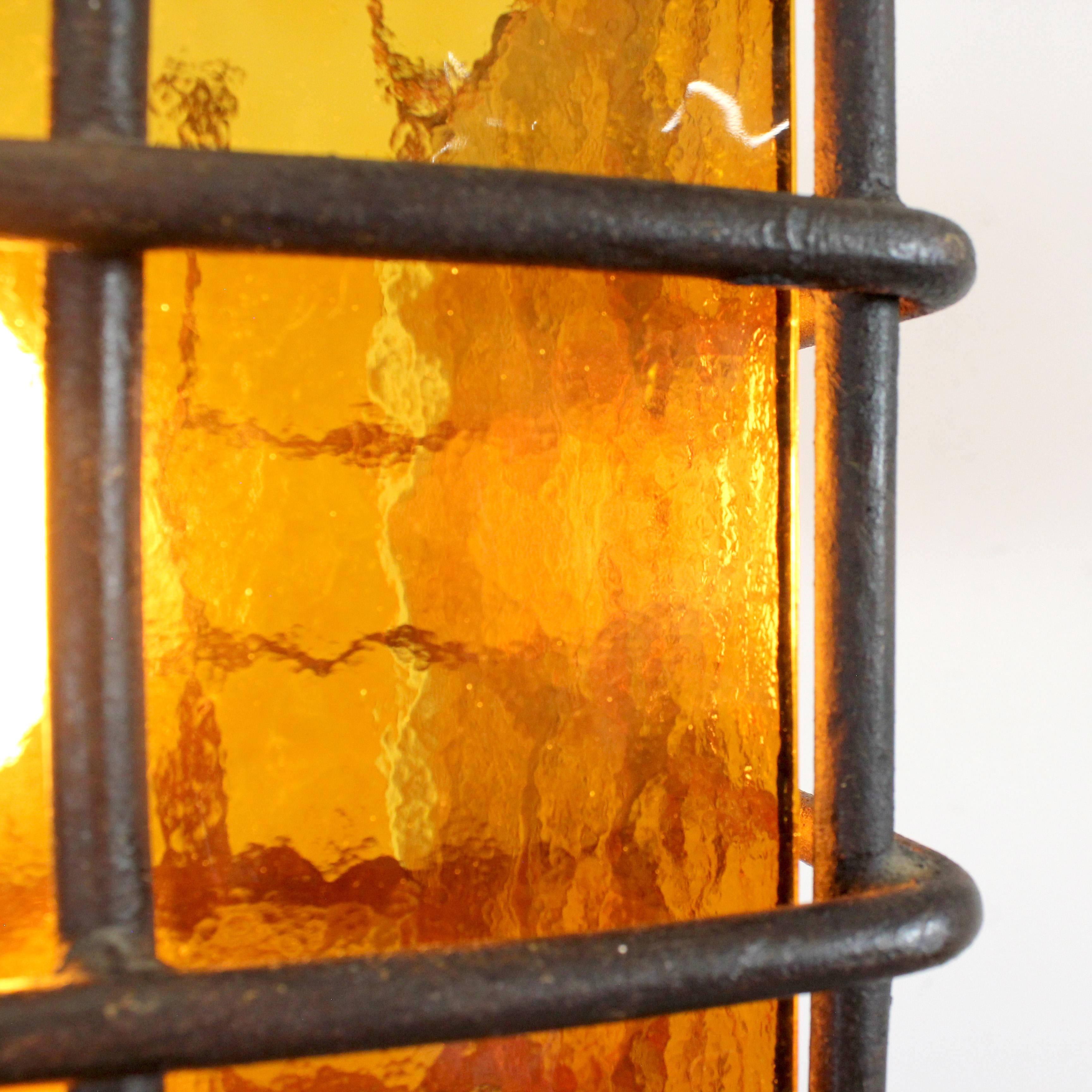 Lampe avec cadre en fer forgé et diffuseurs en verre ambré texturé - vers 1970 -. en vente 1