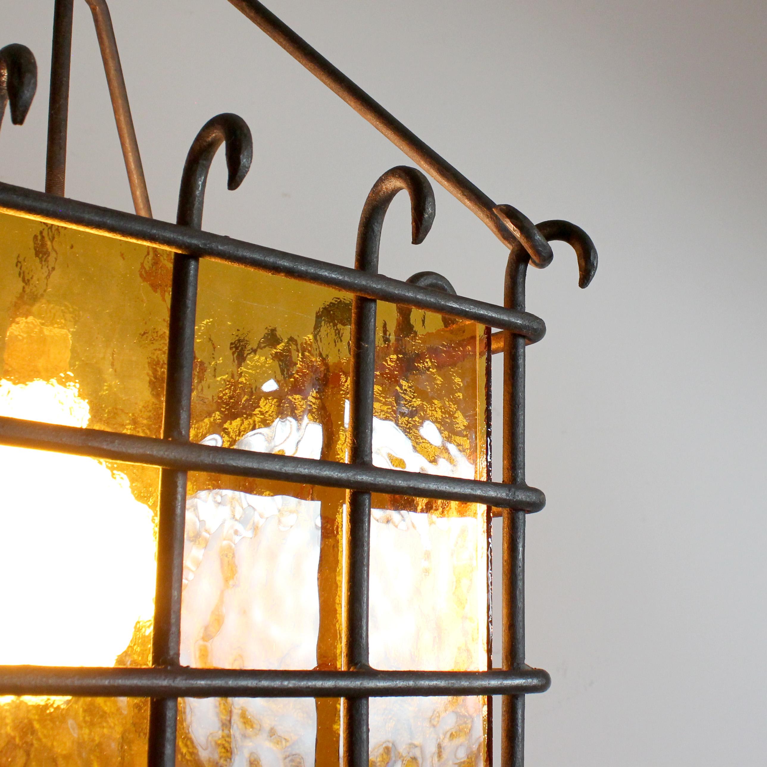 Lampe avec cadre en fer forgé et diffuseurs en verre ambré texturé - vers 1970 -. en vente 2