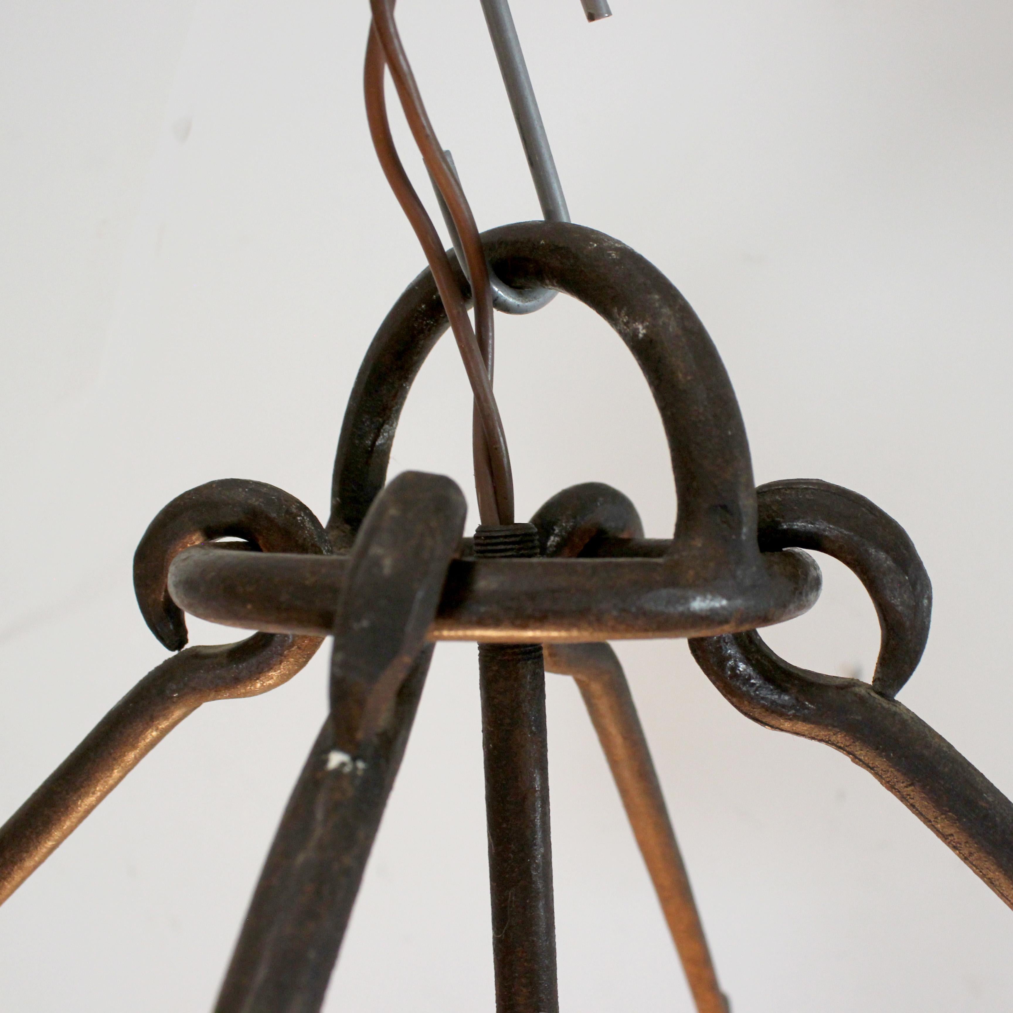 Lampe avec cadre en fer forgé et diffuseurs en verre ambré texturé - vers 1970 -. en vente 3