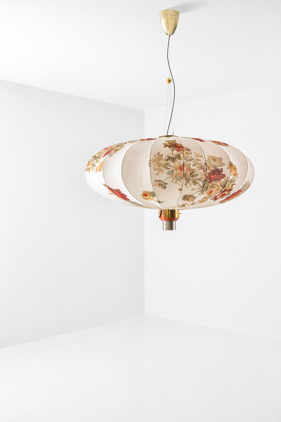 Ceiling lamp in natural brass covered with printed silk. Decorative details in brass and painted metal.
Ribbed glass internal lampshade.
Dimoremilano collection.