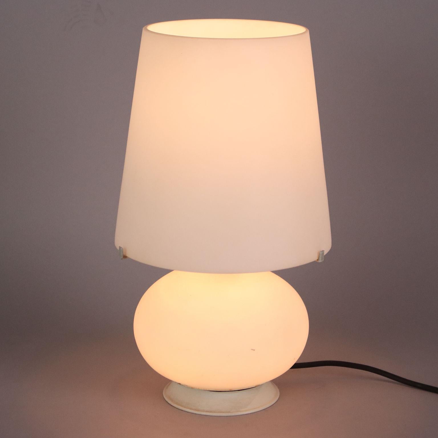 Lampe de table en verre opalin blanc.