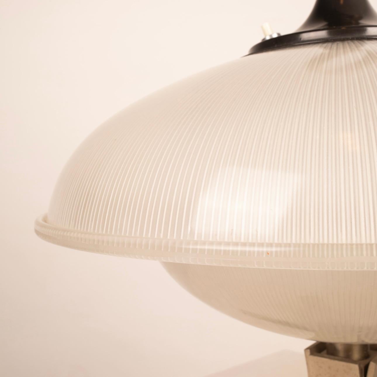 Découvrez une perle rare dans le monde du design : l'extraordinaire lampe mod. 522, créée par Gino Sarfatti et produite par Arteluce Milano en 1948. Cette lampe unique est un exemple de design intemporel qui continue à briller par son style