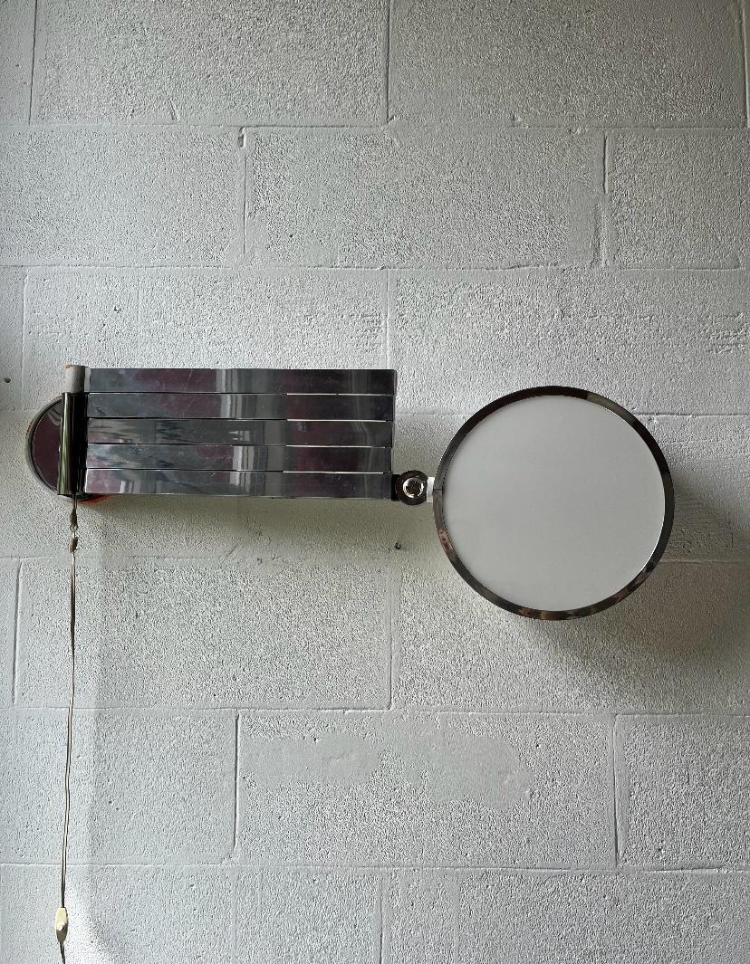 Lampada a braccio estensibile da parete, Italia, 1970s

Lampada da parete regolabile ed estensibile, realizzata intorno agli anni ’70, dal design funzionale e dallo stile tipico del modernismo industriale italiano.
La lampada presenta una struttura
