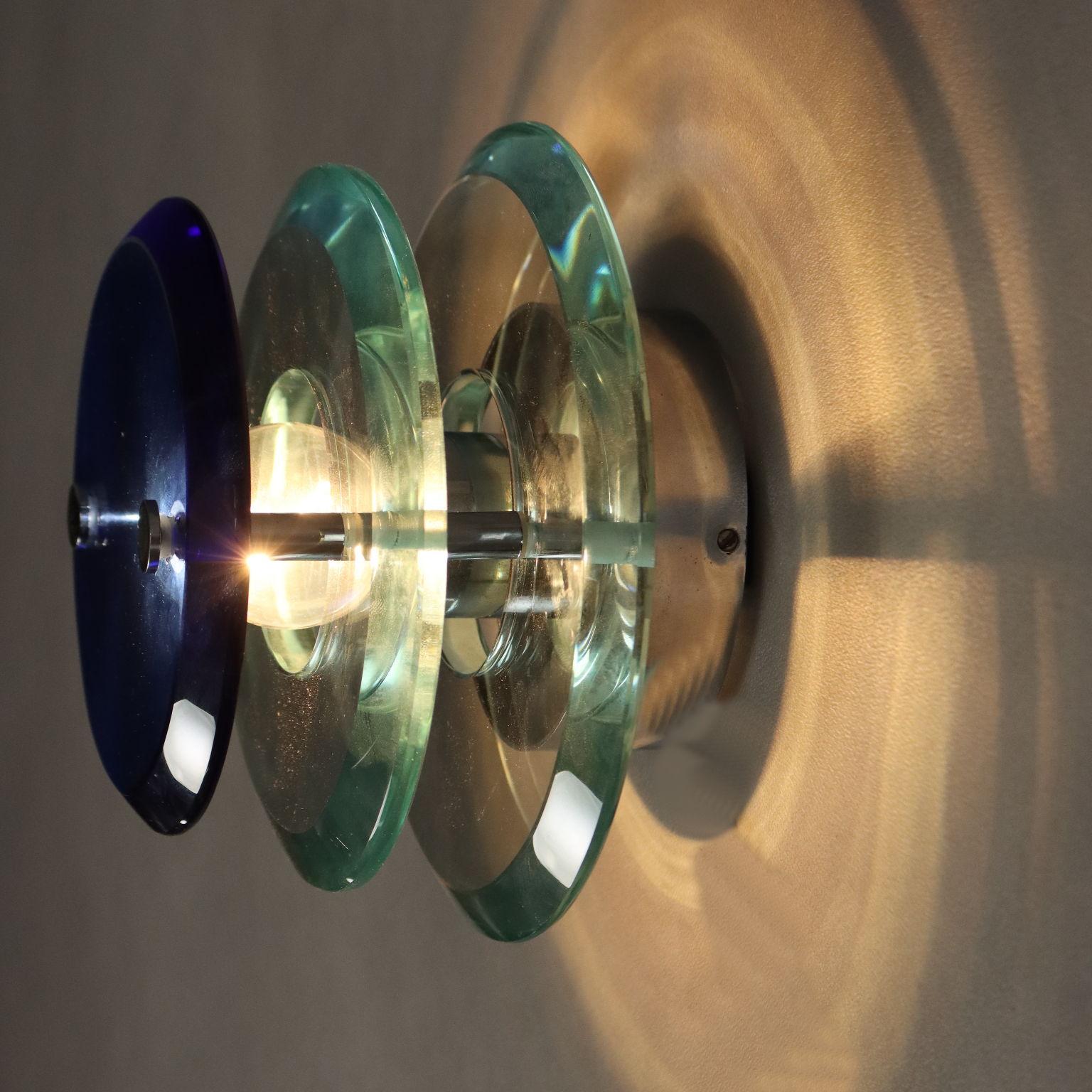 Lampada a parete vintage con struttura in metallo cromato, diffusore costituito da tre dischi concentrici in vetro di grande spessore di cui l'ultimo blu. 1 x E14 60 W