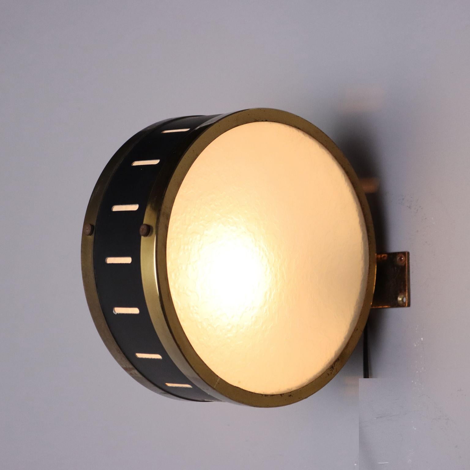Lampe aus emailliertem Aluminium, Messing und mattiertem Glas. 