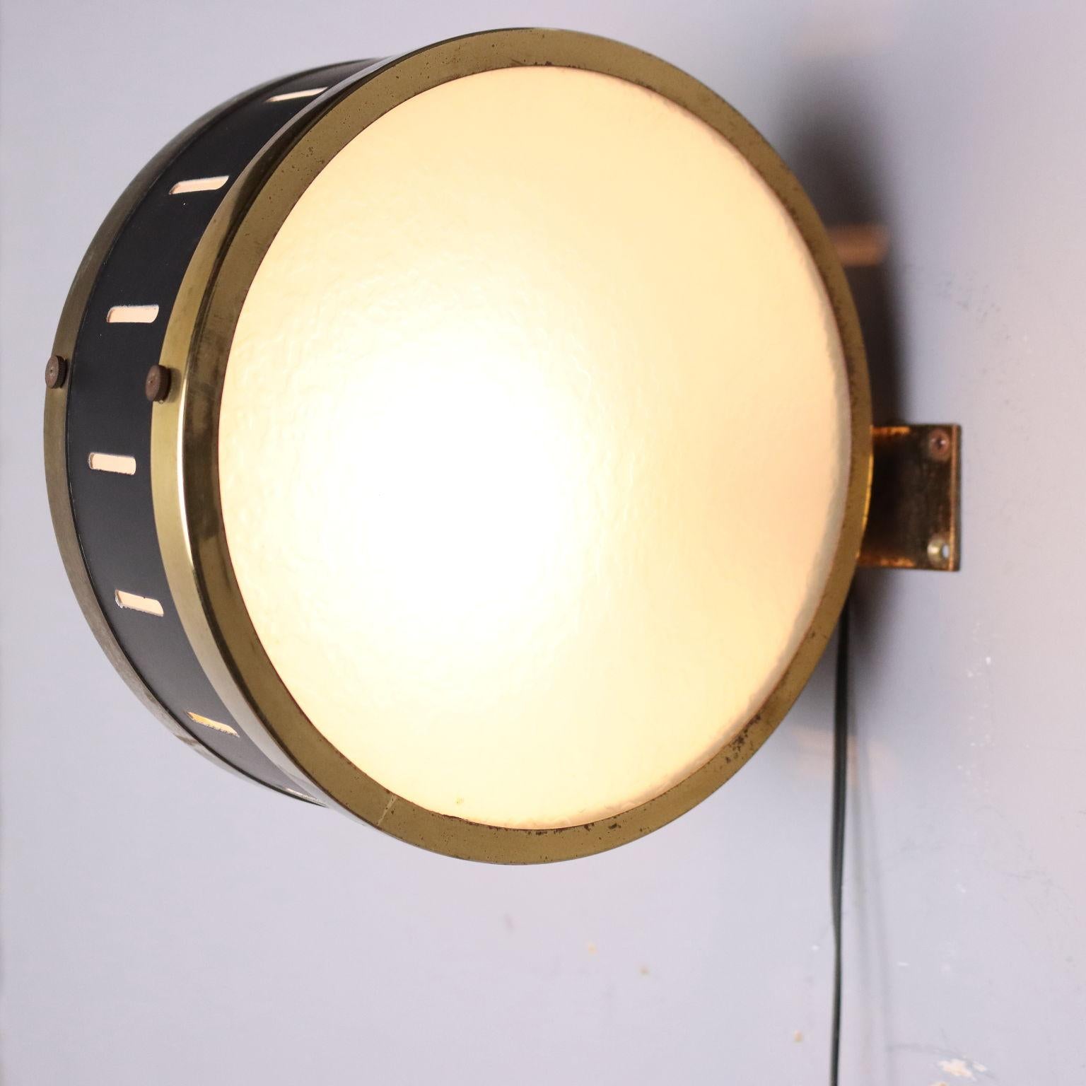 1960er Jahre Runde Wandlampe im Zustand „Gut“ in Milano, IT
