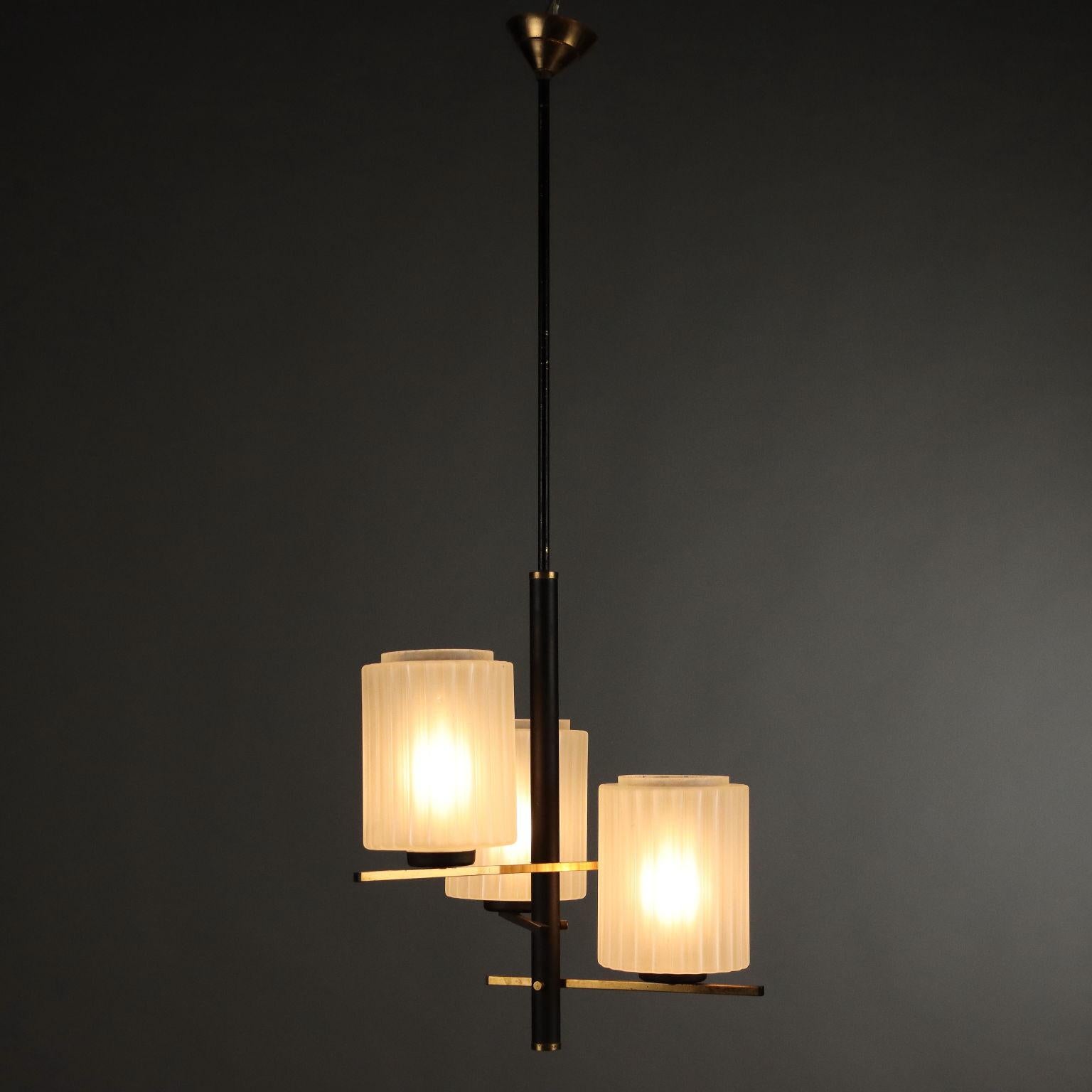Lampada a soffitto a 3 bracci, ottone, ottone smaltato, diffusori in vetro. 