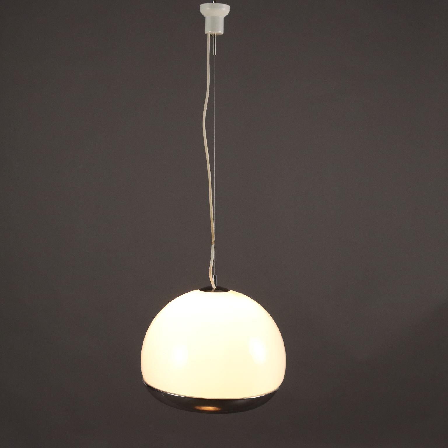 Lampada con doppia accensione diretta e diffusa, vetro bianco, e alluminio cromato. 