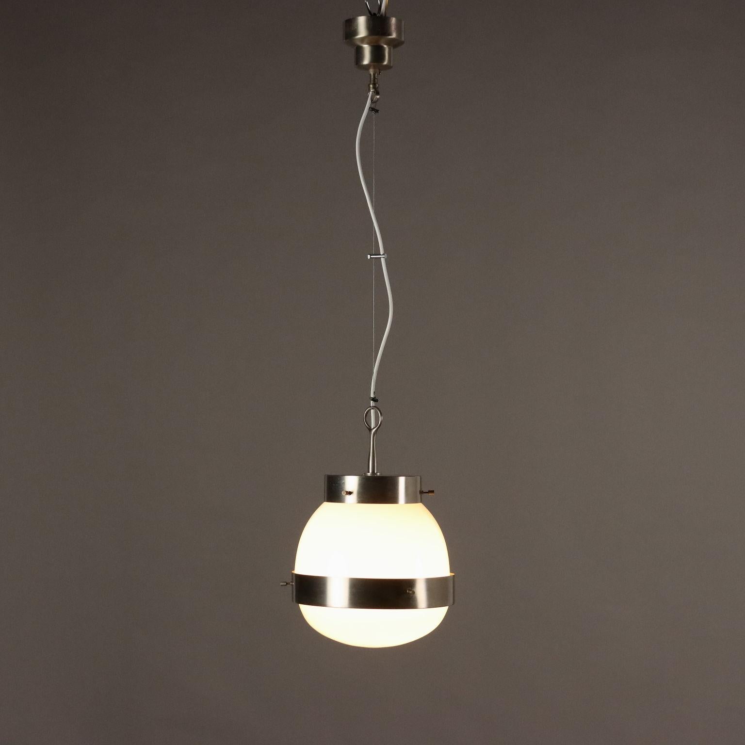 Lampada a soffitto, in ottone nichelato e vetro. 