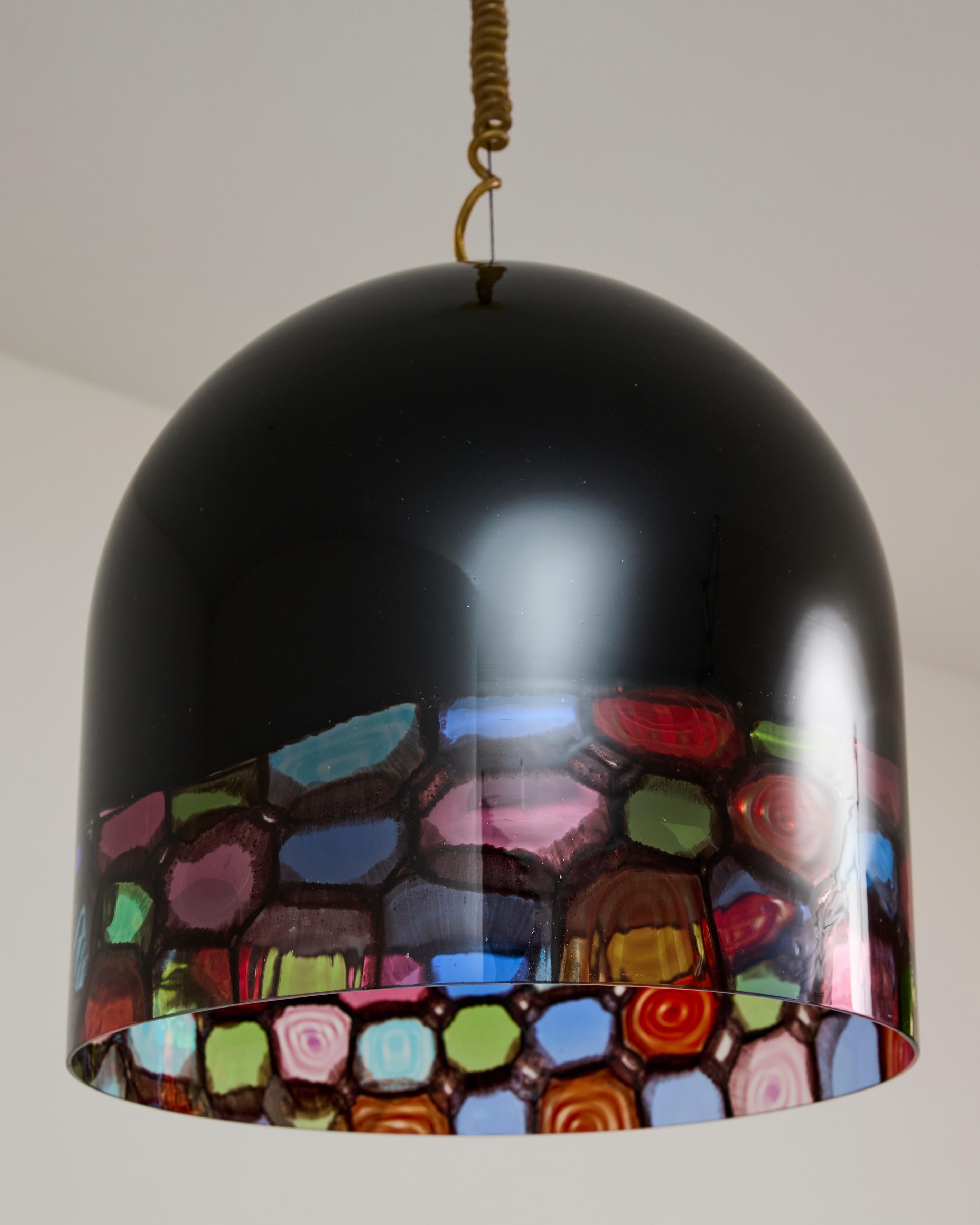 Grande campana in vetro di Murano  a base nera con murrine colorate di grandi dimensioni. Design/One Massari per Leucos, modello Tinta, 1971.