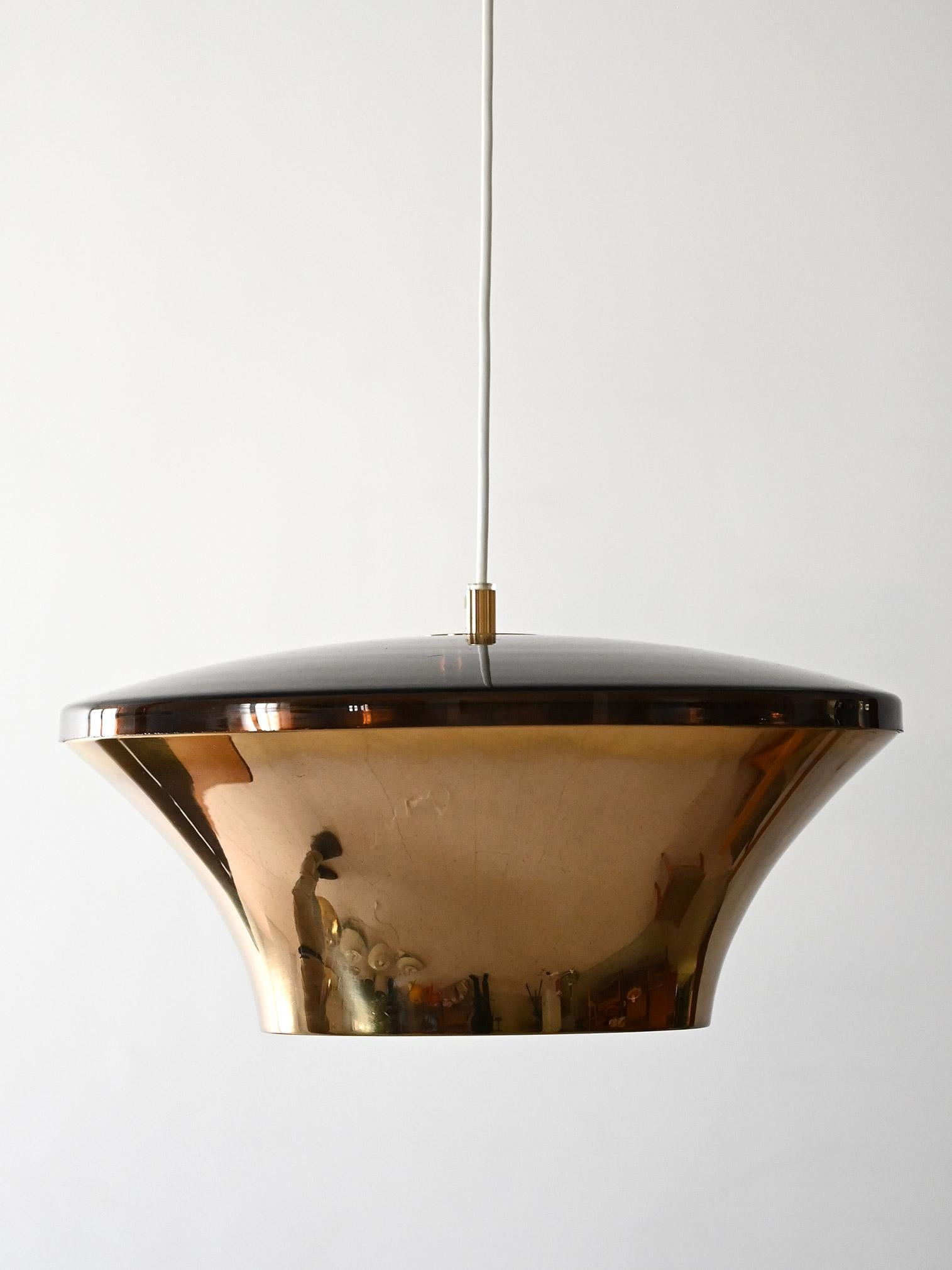 Lampada vintage anni ’70 con corpo in ottone lucido e parte superiore in plastica scura. Produzione scandinava.

Lampada da soffitto scandinava vintage degli anni ’70 con struttura in ottone lucido e calotta superiore in plastica nera. La forma