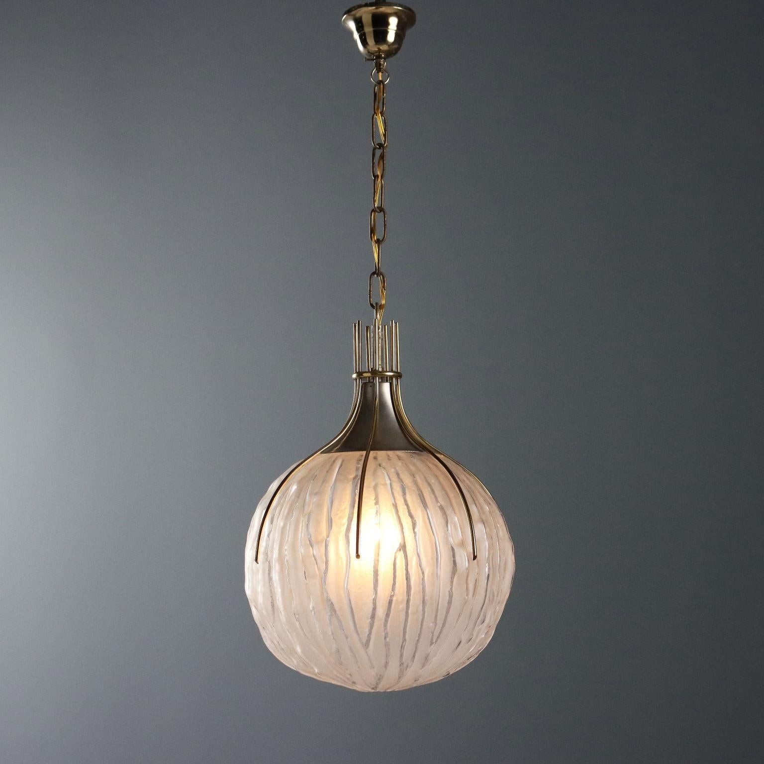 Lampada attribuibile ad Angelo Brotto, metallo, ottone, diffusore in vetro, attacco E27. Buone condizioni. Peso 3,8 kg