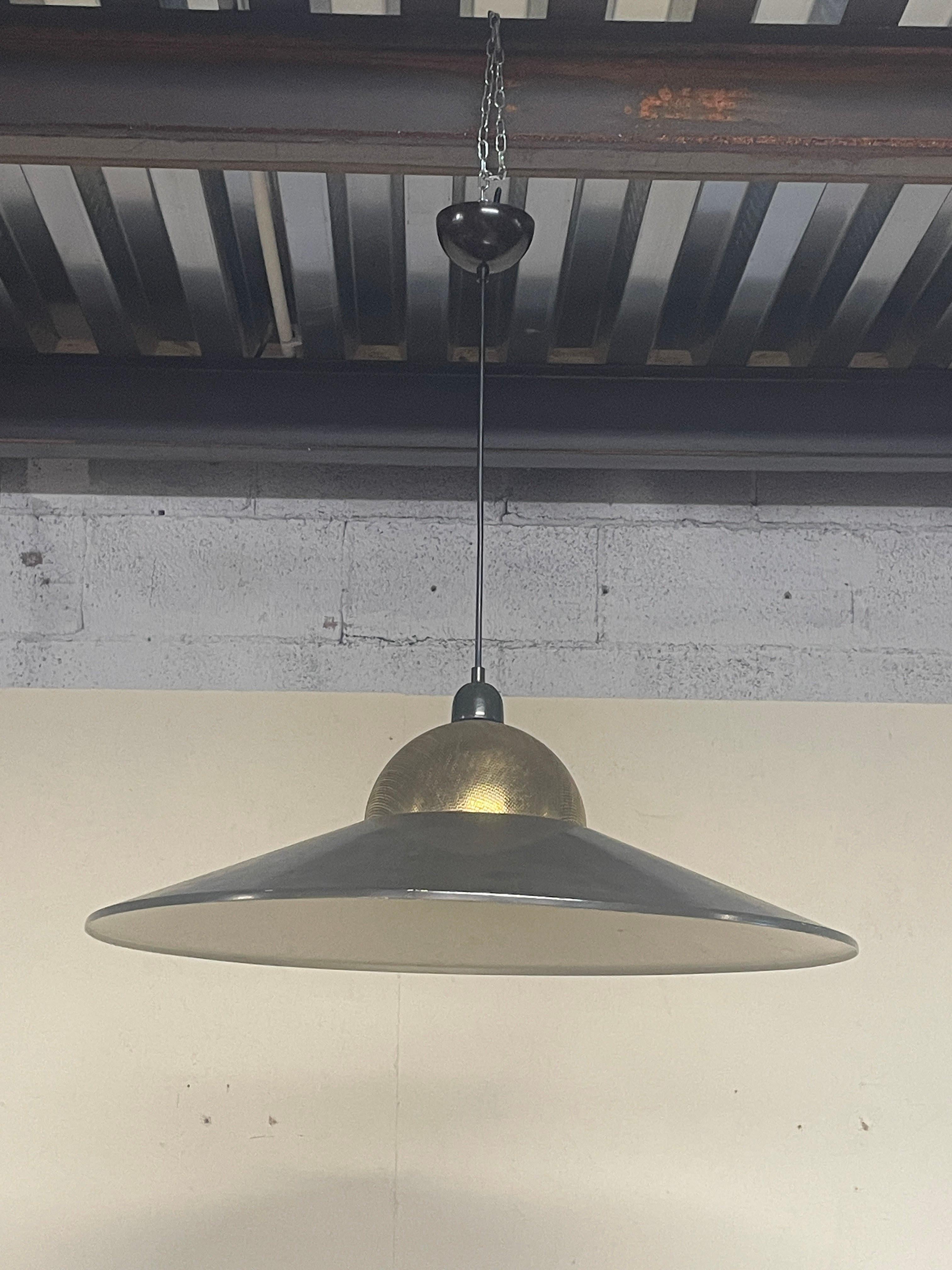 Lampadario anni '70 in ottone e metallo laccato nero.

Grazie al suo design elegante è adatto a zone living o cucine moderne.

Condizioni buone.