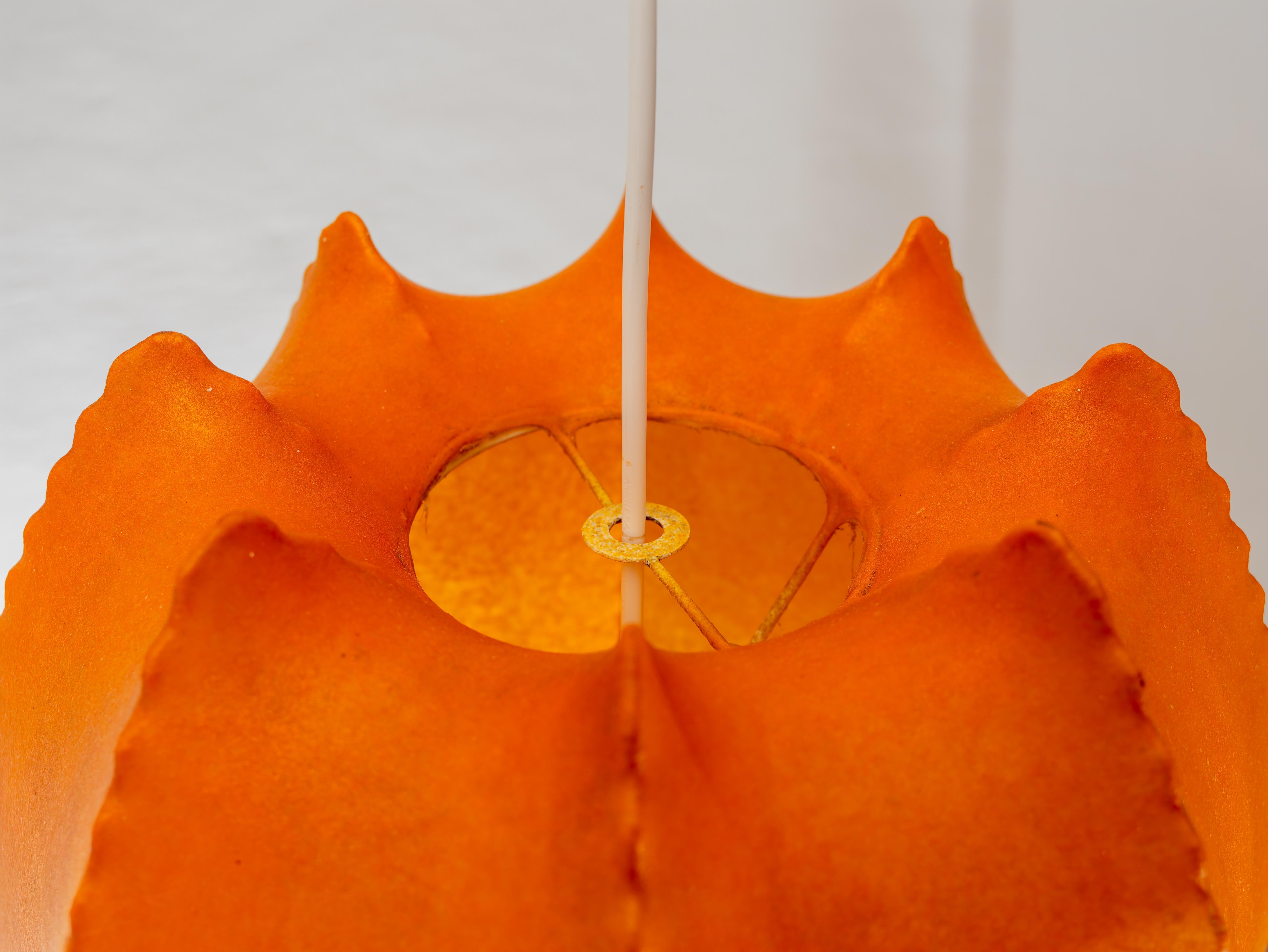 Mid-Century moderno Lampada a sospensione ARANCIONE Cocoon, 1960 in vendita