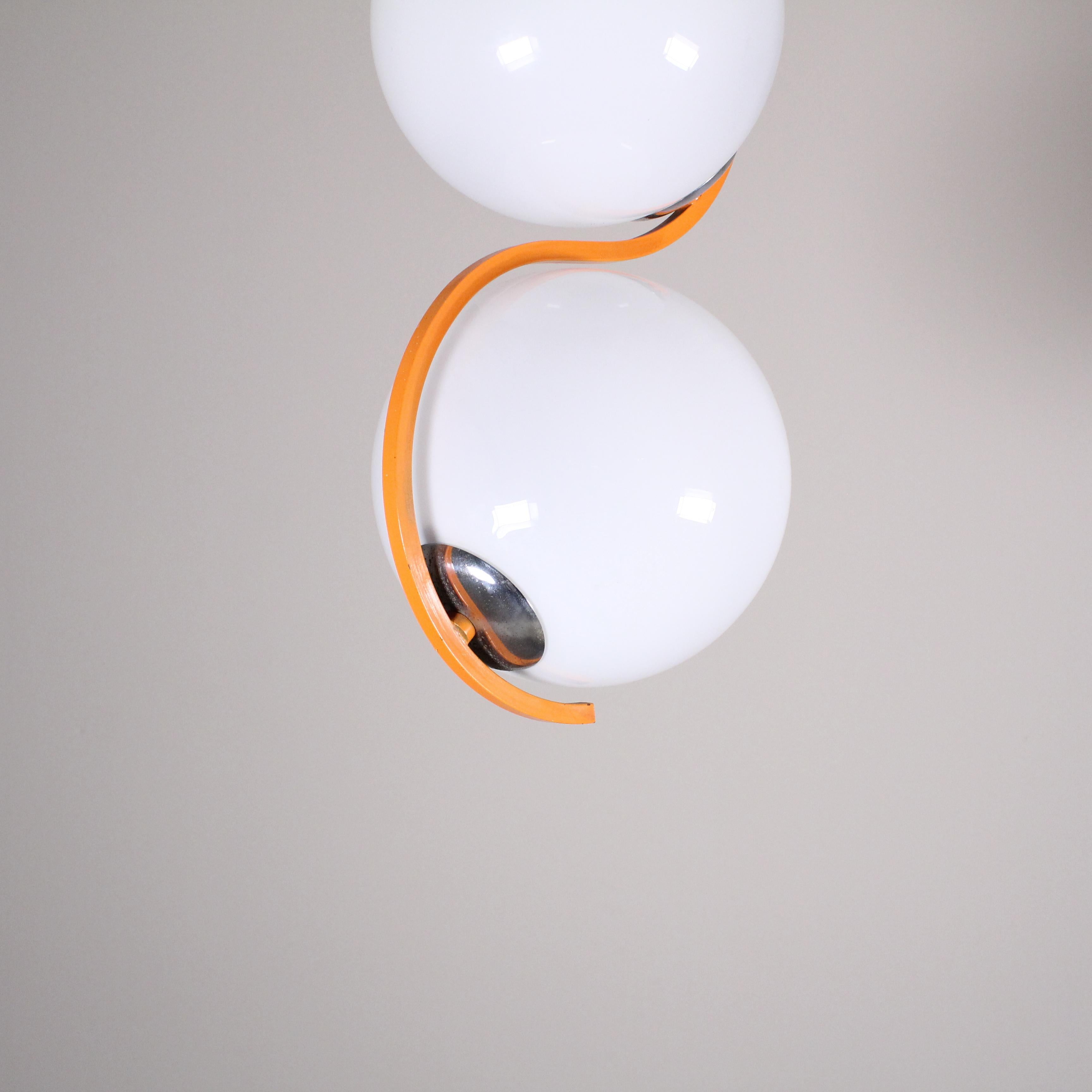 Lampada a sospensione arancione, tre bocce, 1970 In condizioni buone in vendita a Milano, Lombardia