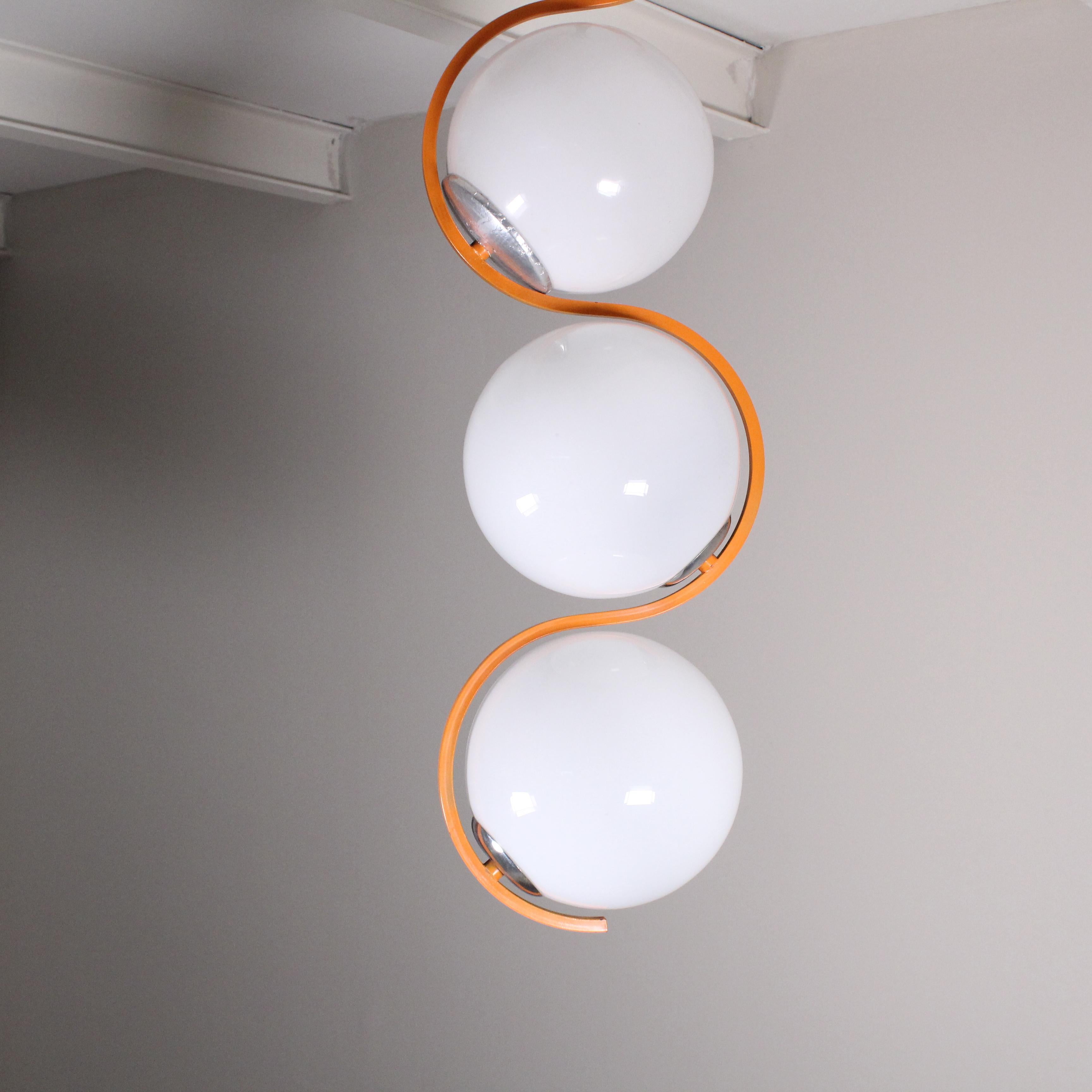 Lampada a sospensione arancione, tre bocce, 1970 in vendita 1