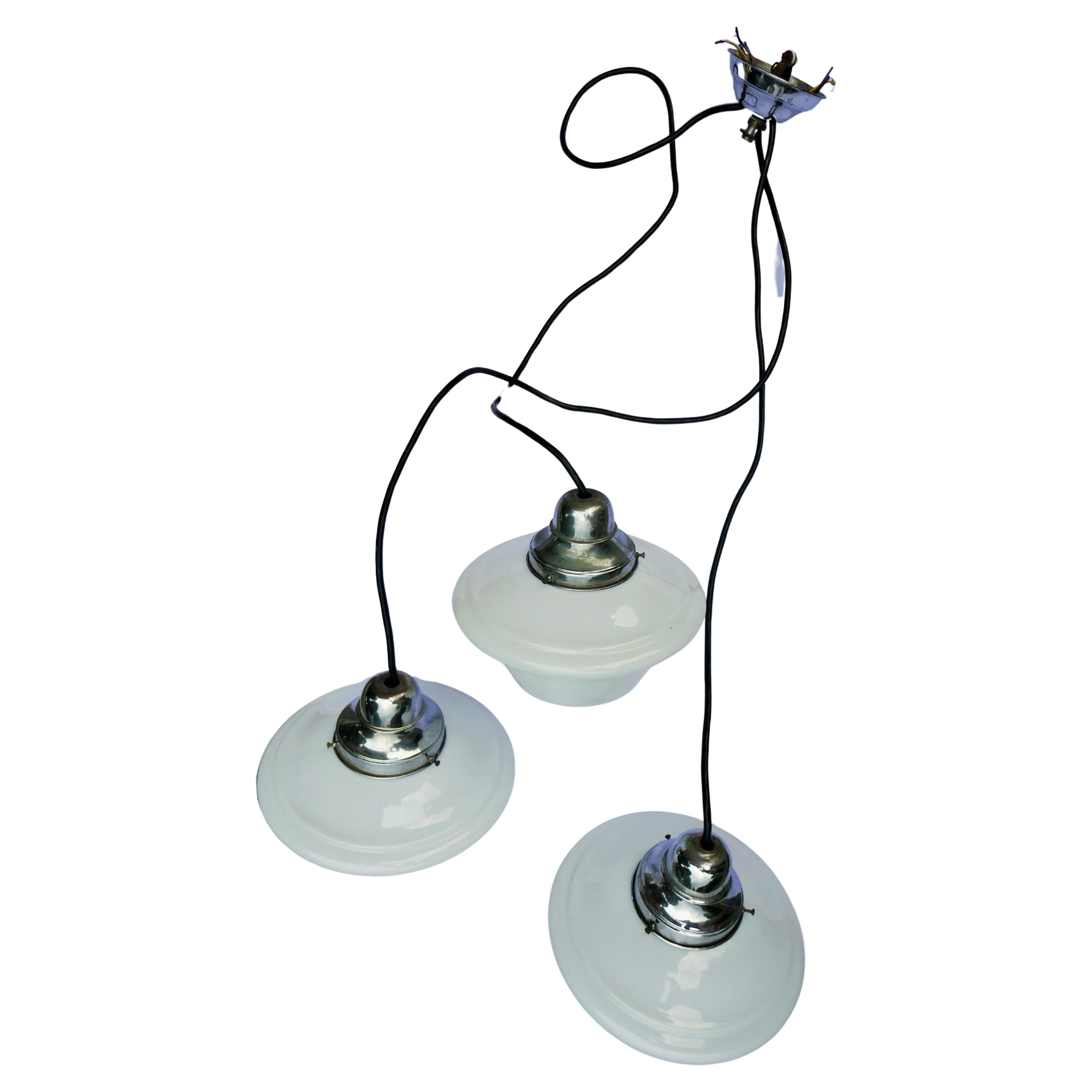 Lampada a sospensione Art Dèco con tre diffusori in vetro opalino.
Il filo elettrico non è originale.
Il diffusore e sostenuto da un nodo prima del portalampada
Possibile produzione Tedesca
Diffusore 30 per 28 cm
Buone condizioni.
GrAzie
