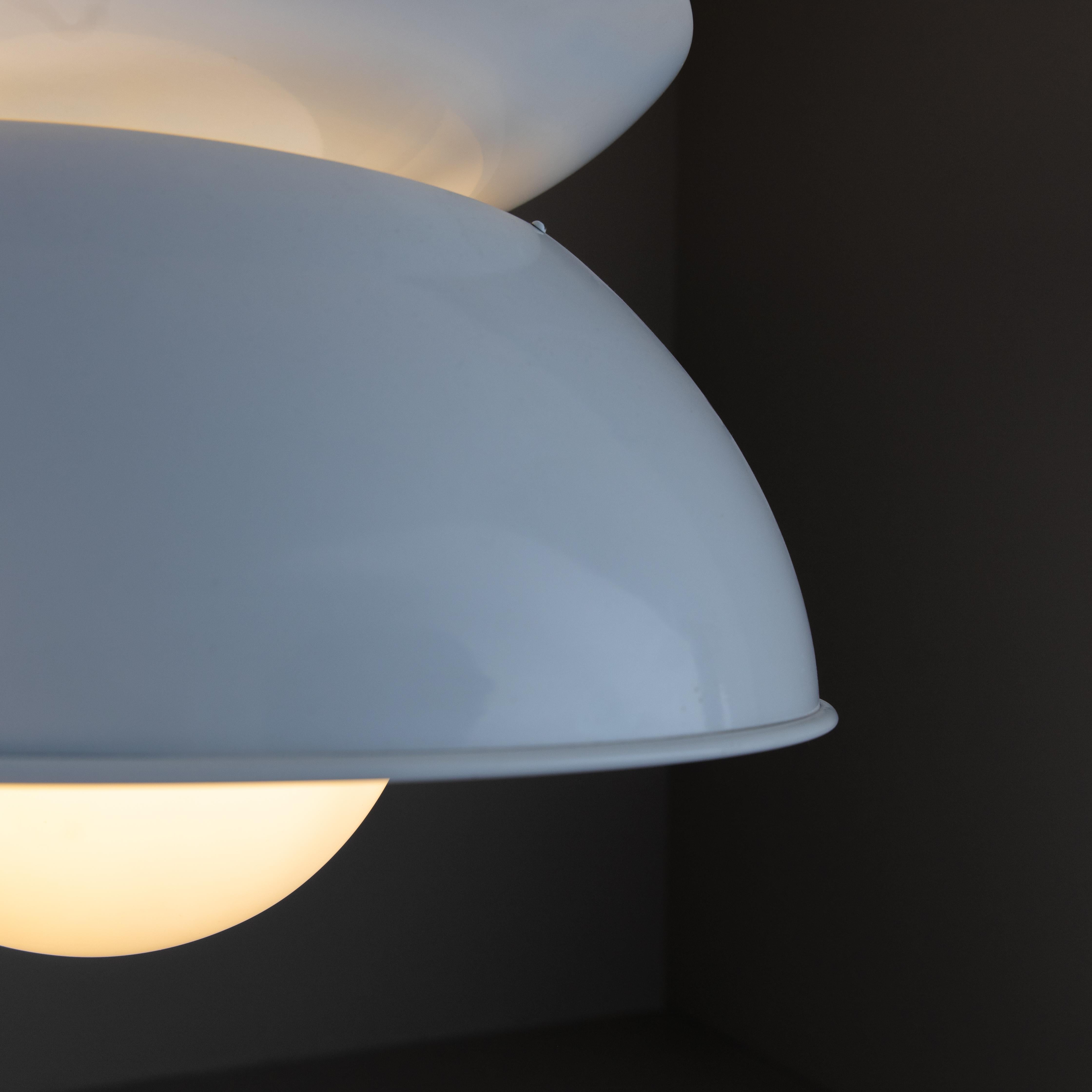 Lampada a sospensione Cetra, design di Vico Magistretti per Artemide, Italia, 1960. Esempio raffinato di design italiano degli anni '60, la Cetra si distingue per la sua forma elegante e la combinazione di materiali di alta qualità. Il diffusore,