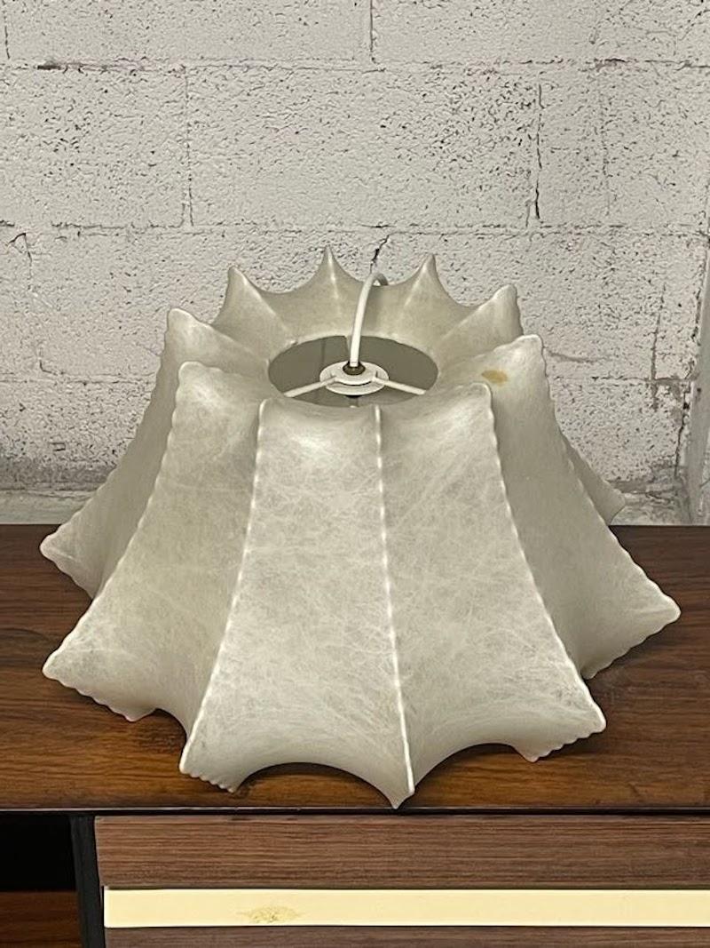 Cocoon pendant lamp 1960s.

The light requires one E27 light bulb. Works both on 120/220V.

Lamp suitable for all environments.

The condition is good, there is only a small easily fixable wear on the bottom of the lamp (the photos make it very