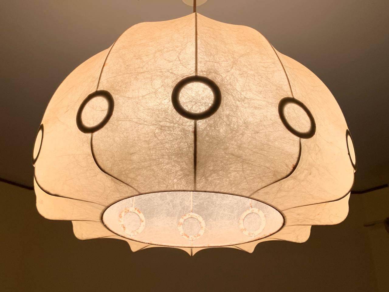 Lampe à suspension Cocoon conçue par Friedel Wauver pour Goldkant Leuchten, Allemagne, années 60

L'un des aspects les plus remarquables de cette pièce est sa capacité à dépasser les limites du temps et du style. Bien qu'il soit né dans les années
