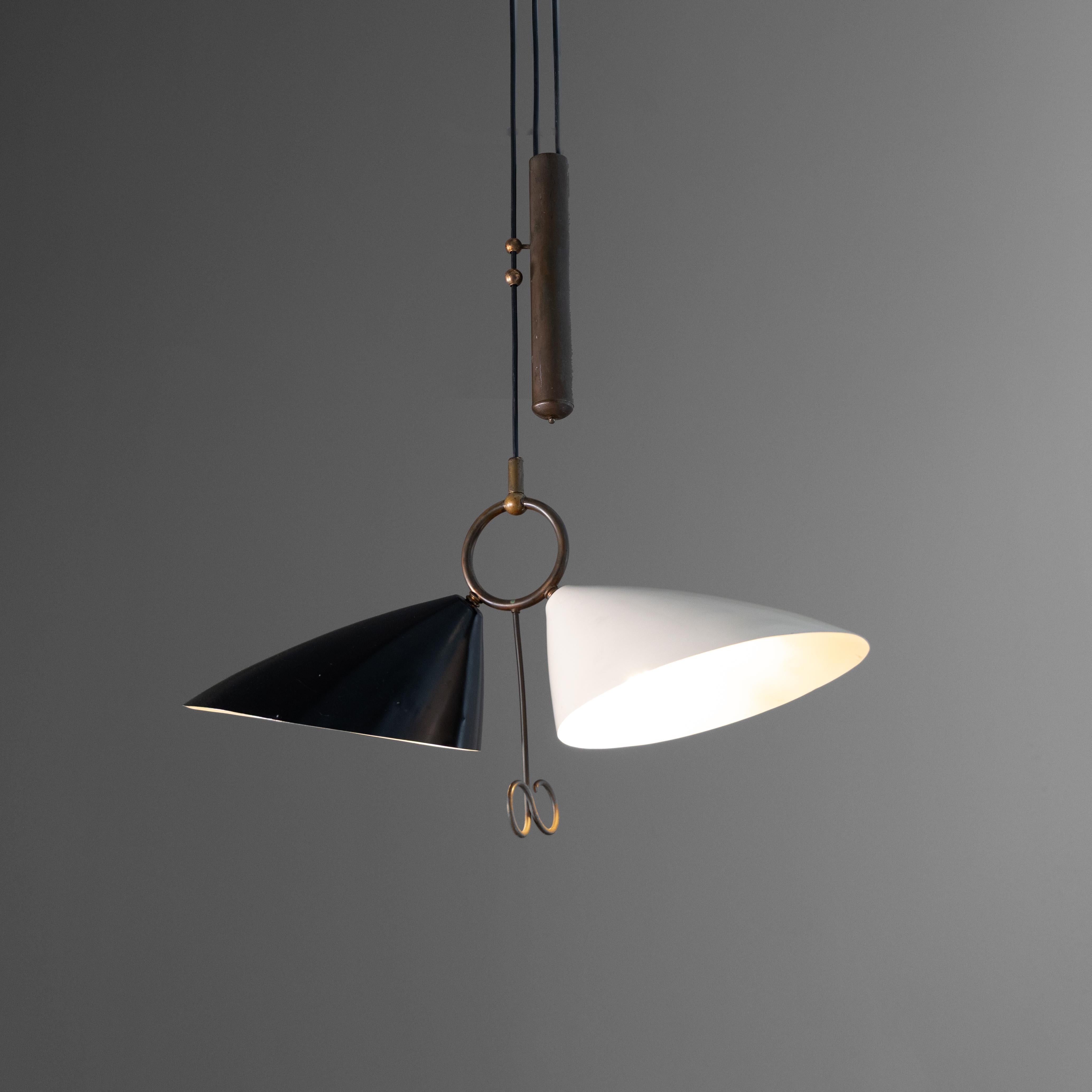 Lampadario anni '40 in stile Gino Sarfatti, con saliscendi in ottone e coni in alluminio verniciato.