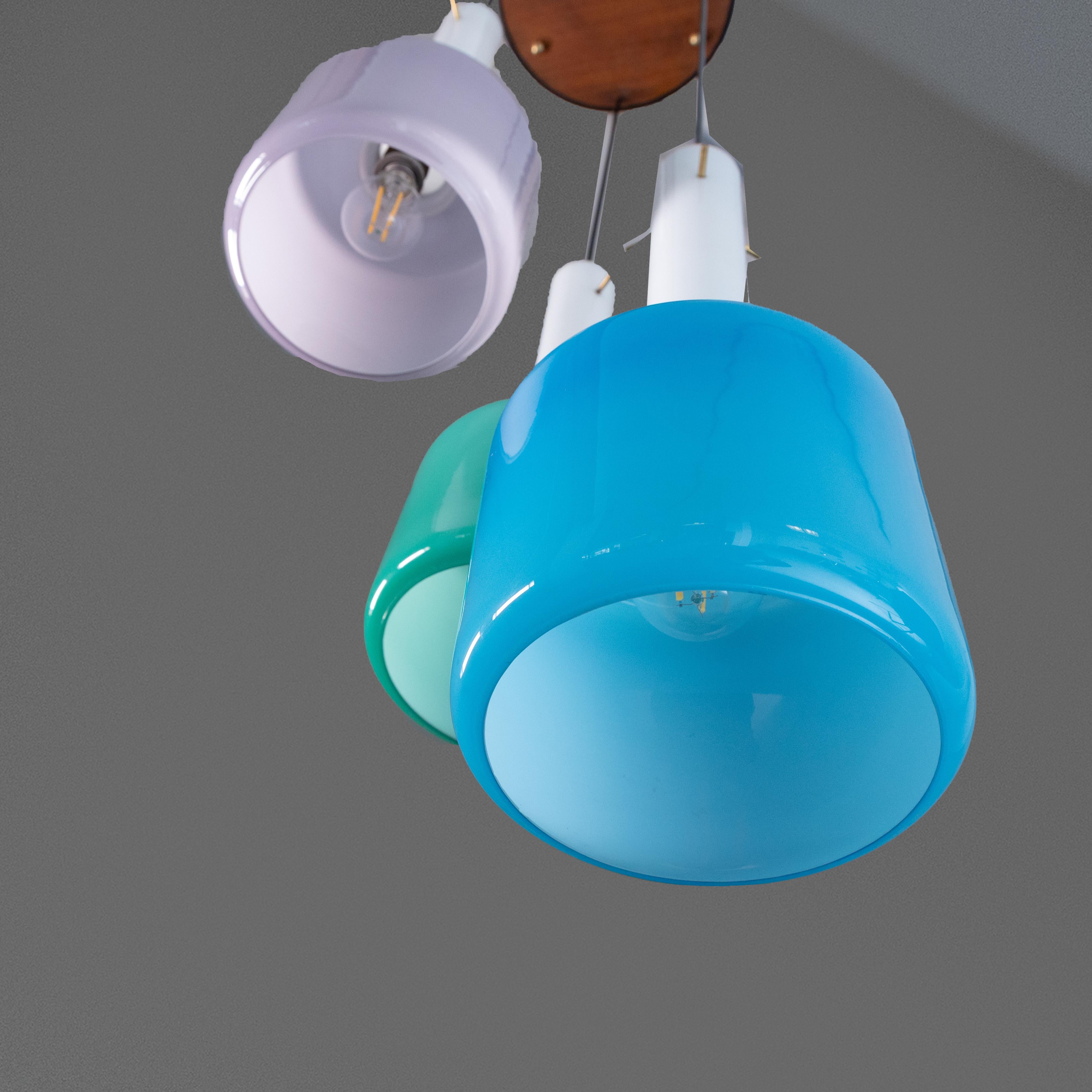 Lámpara colgante con tres colgantes de cristal de colores, 1960, fabricación italiana, altura extensible. 