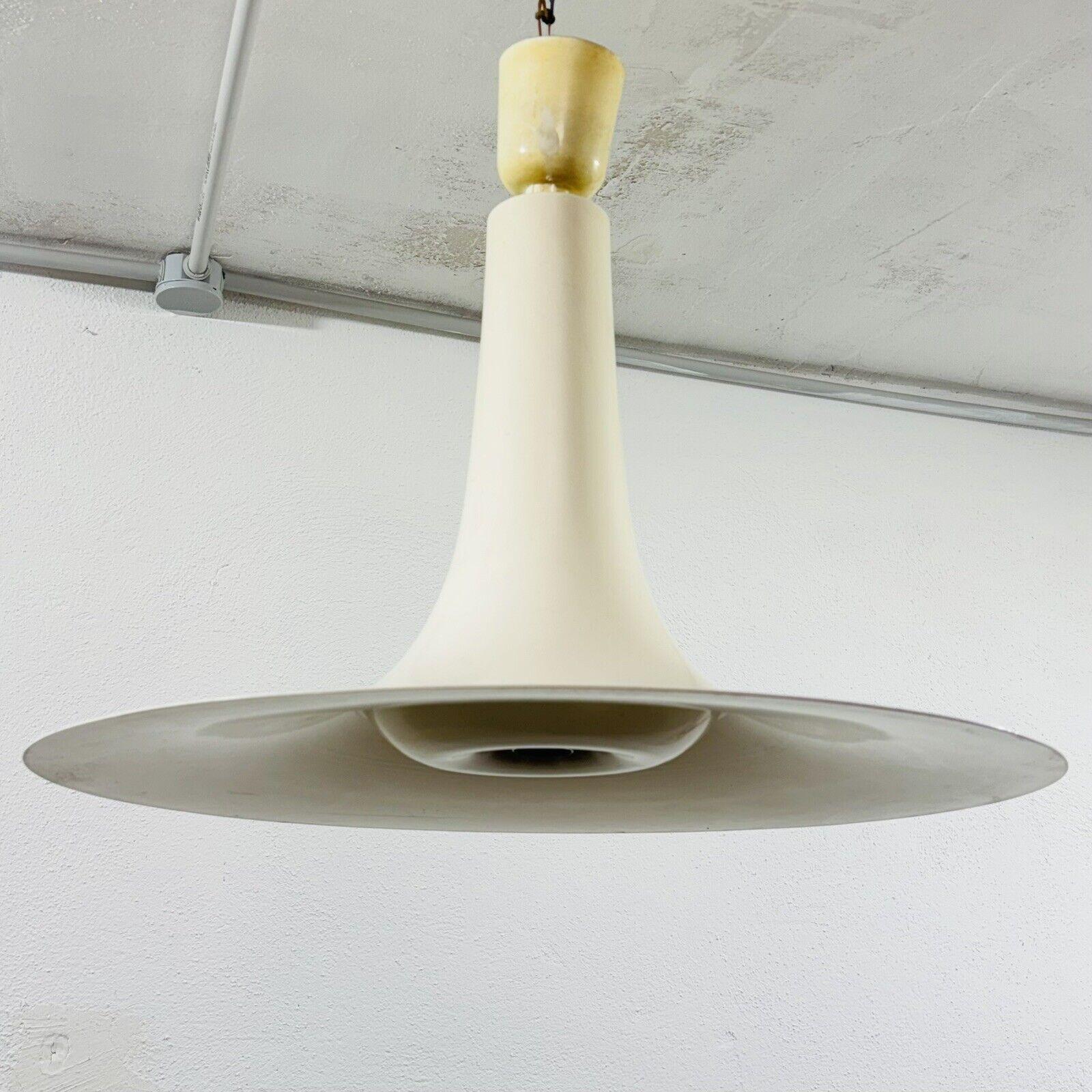 Lampada a Sospensione Danish Design Metal 1960’s Modernariato Scandinavian.

Struttura interamente in metallo smaltato.

L’articolo è in buone condizioni conservative, non vi è alcun difetto estetico o strutturale importante da segnalare, solo lievi