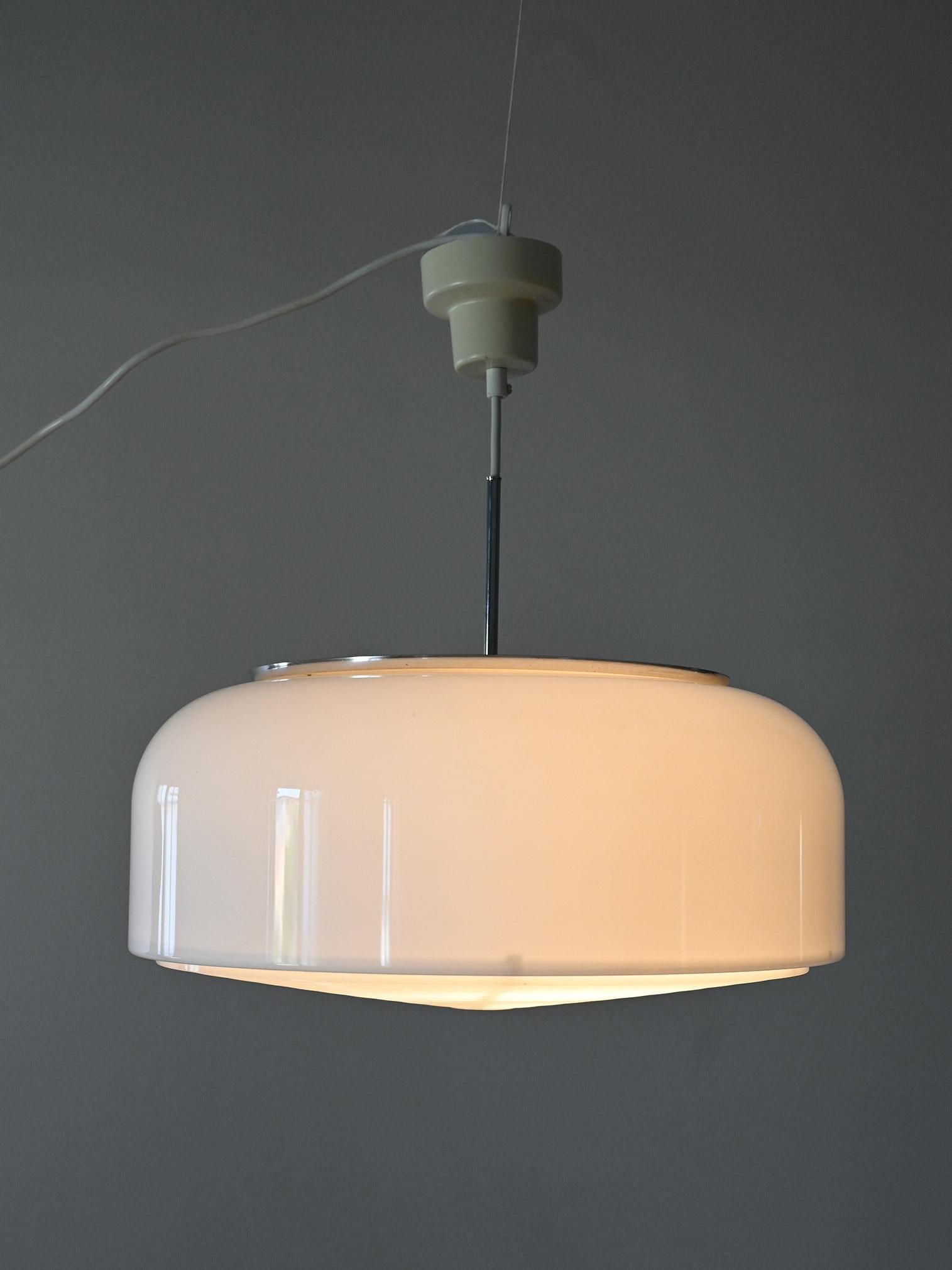 Lampada a sospensione vintage in metallo, disegnata da Anders Pehrson per la fabbrica svedese Ateljé Lyktan negli anni '70. La parte bianca è realizzata in materiale acrilico rigido.

Lampada a sospensione progettata negli anni '70 da Anders Pehrson