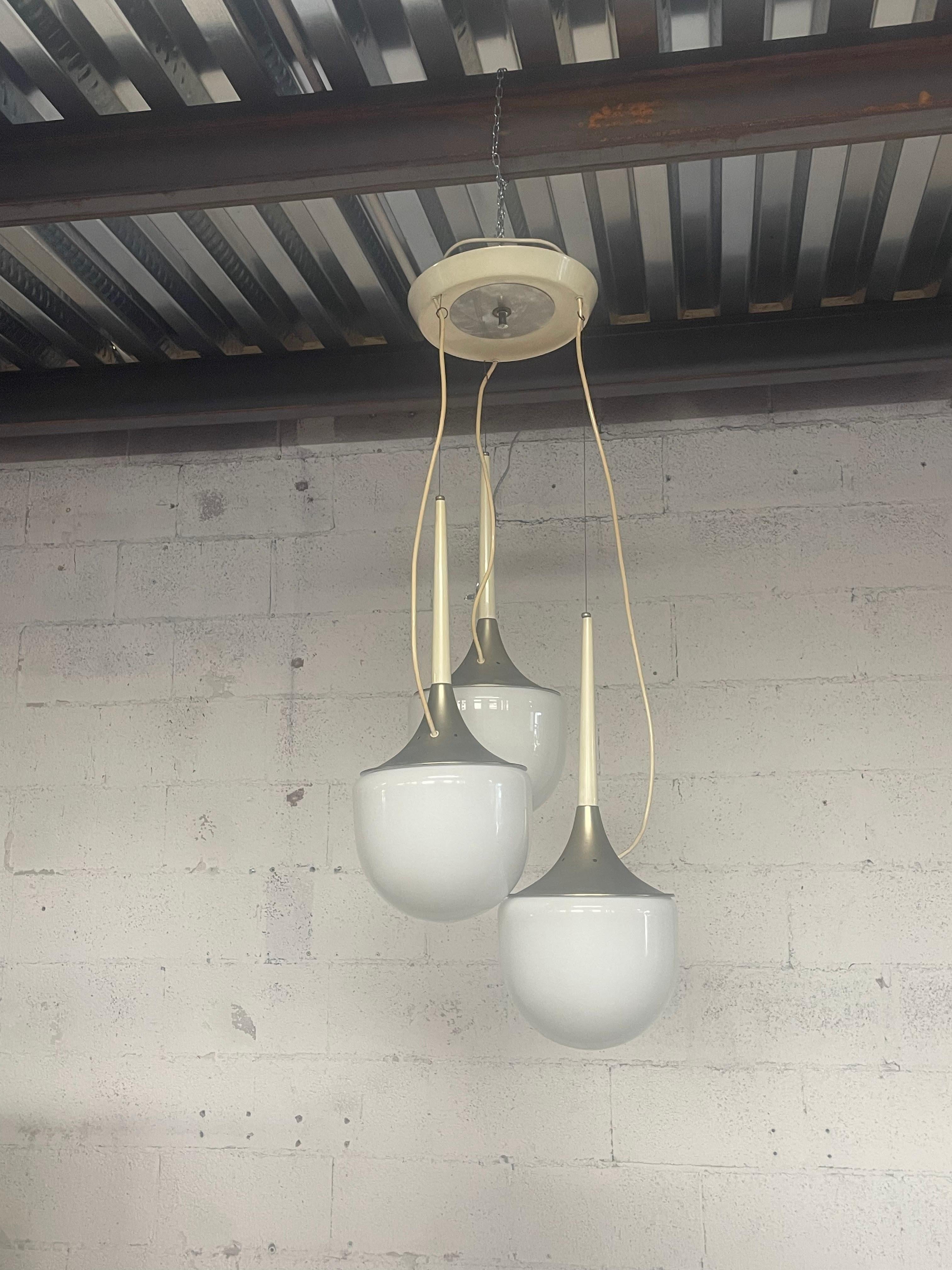 Grande lampe suspendue à trois lumières des années 1970 fabriquée par Esperia, une société italienne qui produit des éclairages décoratifs haut de gamme depuis 1952. Aujourd'hui, Esperia est une entreprise d'excellence, engagée quotidiennement dans