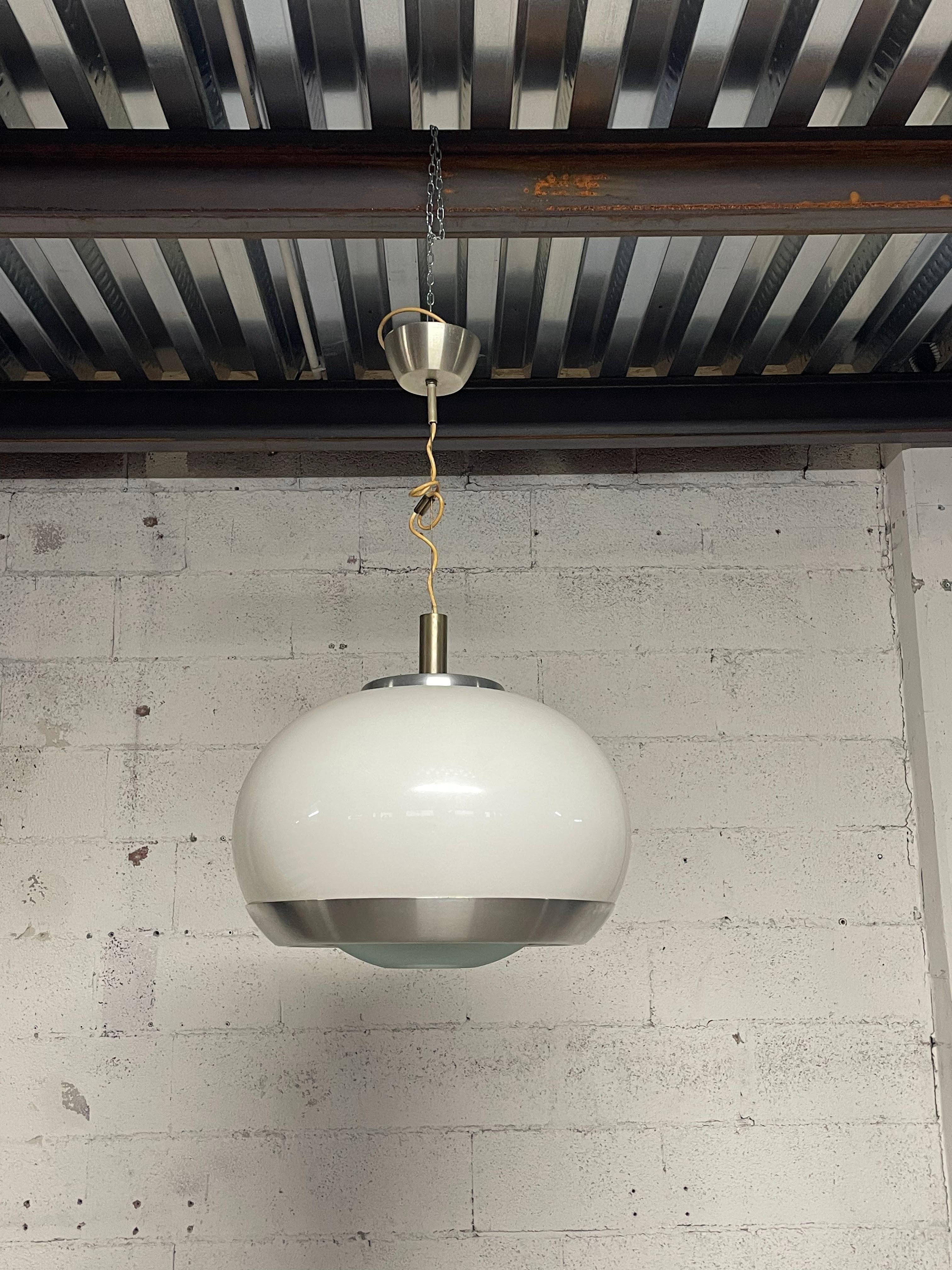 Lampe suspendue des années 1960 de Pia Guidetti Crippa produite par Lumi Milano.

Le diffuseur de la lampe est en verre blanc et en verre satiné, la base et les détails sont en aluminium.

Les dimensions de l'abat-jour sont les suivantes
- diamètre