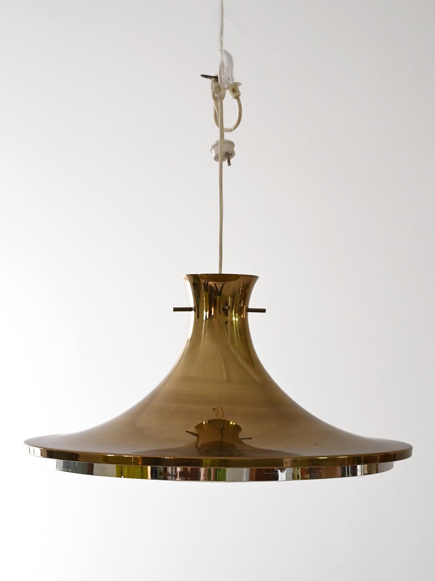 Brass pendant lamp from the 1960s.

Perfect for placing over a dining table or in a living room, it creates warm, diffuse lighting that enriches the atmosphere of the room. 
Good conditions. Potrebbe presentare dei segni del tempo. Please pay