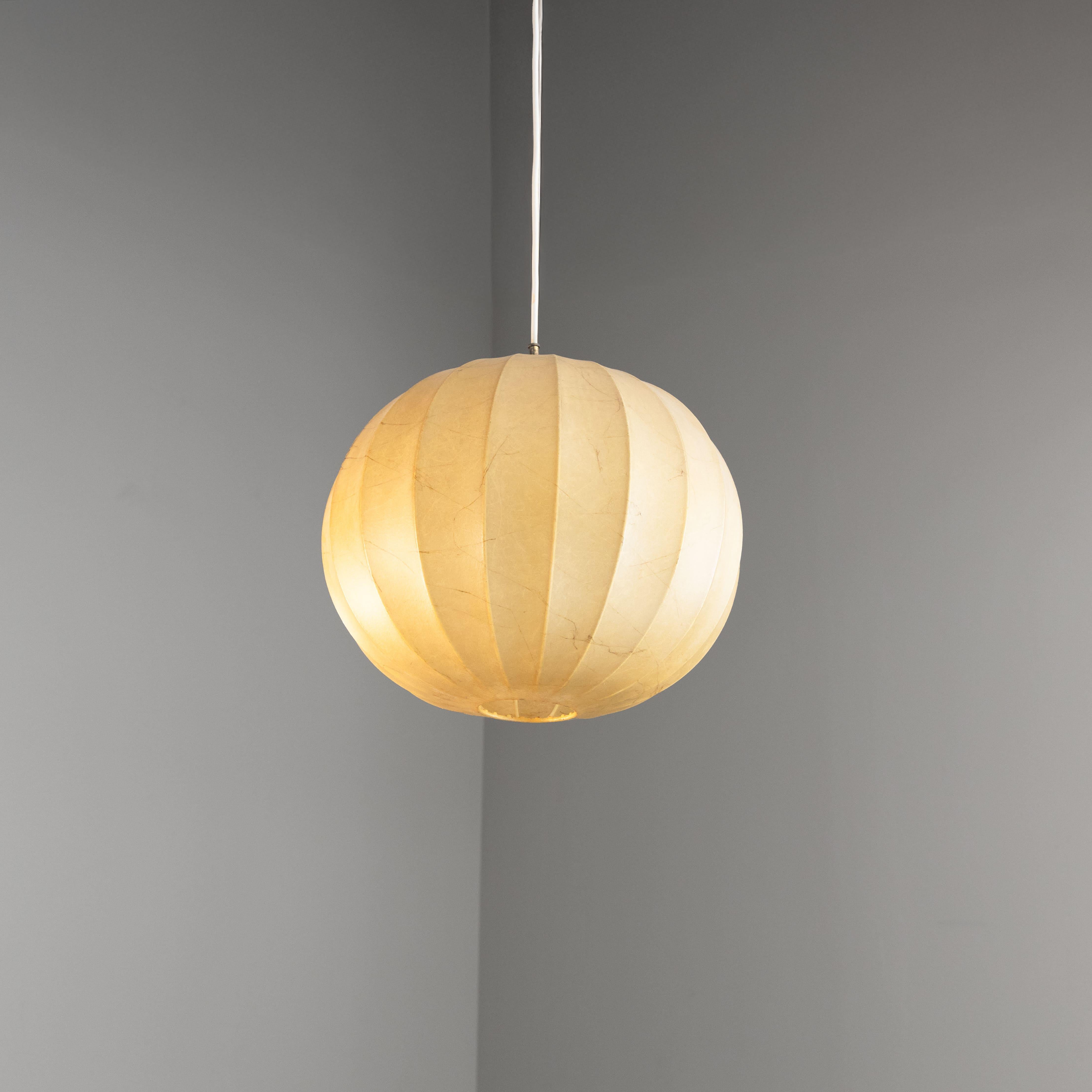 Mid-Century moderno Lampada a sospensione in cocoon, 1960 in vendita