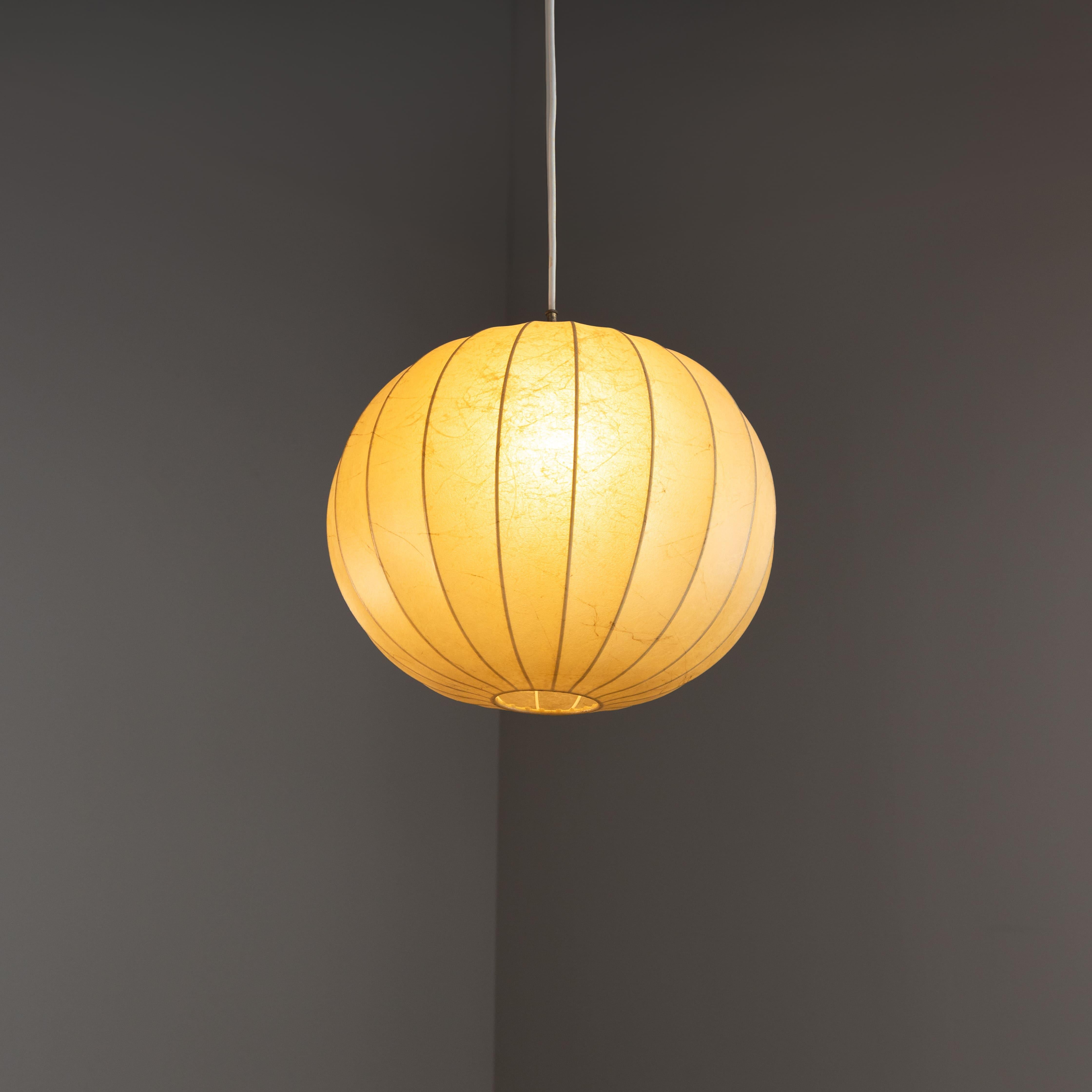 Italian Lampada a sospensione in cocoon, 1960 in vendita