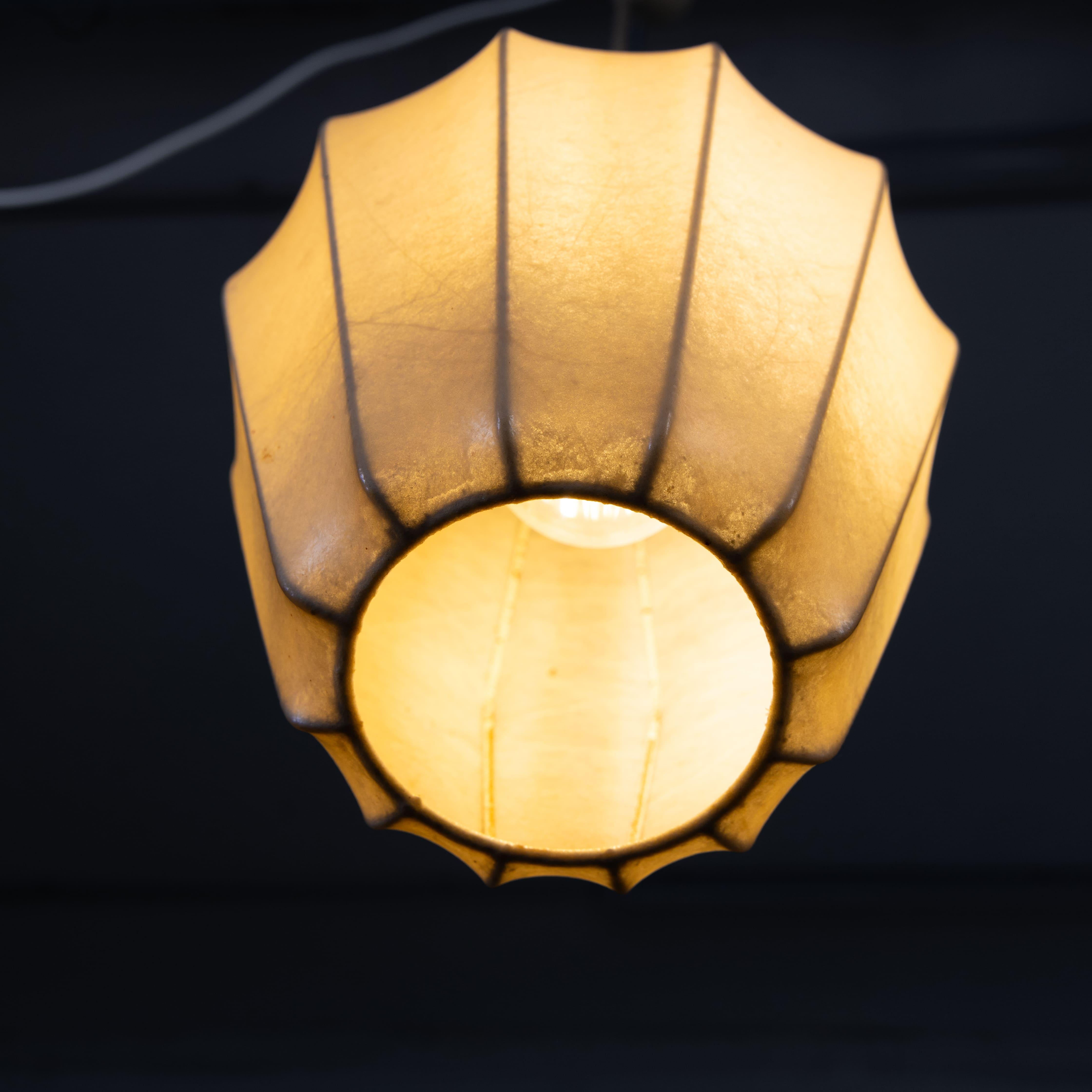 Cocoon pendant lamp, Manifattura Italiana, 1960 In Good Condition For Sale In Milano, Lombardia