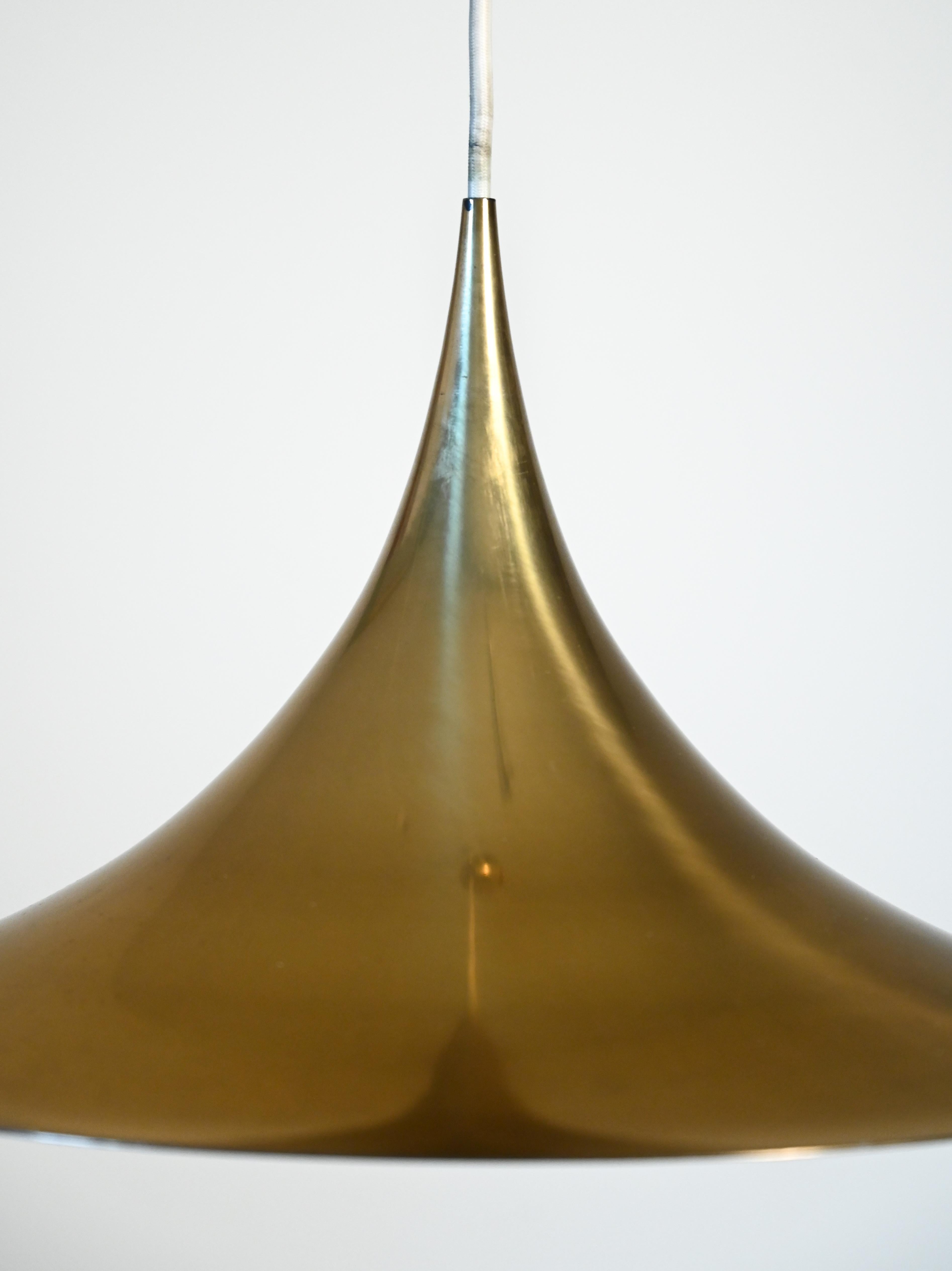 Scandinavian Modern Lampada a sospensione in ottone attribuita a Claus Bonderup & Torsten Thorup For Sale