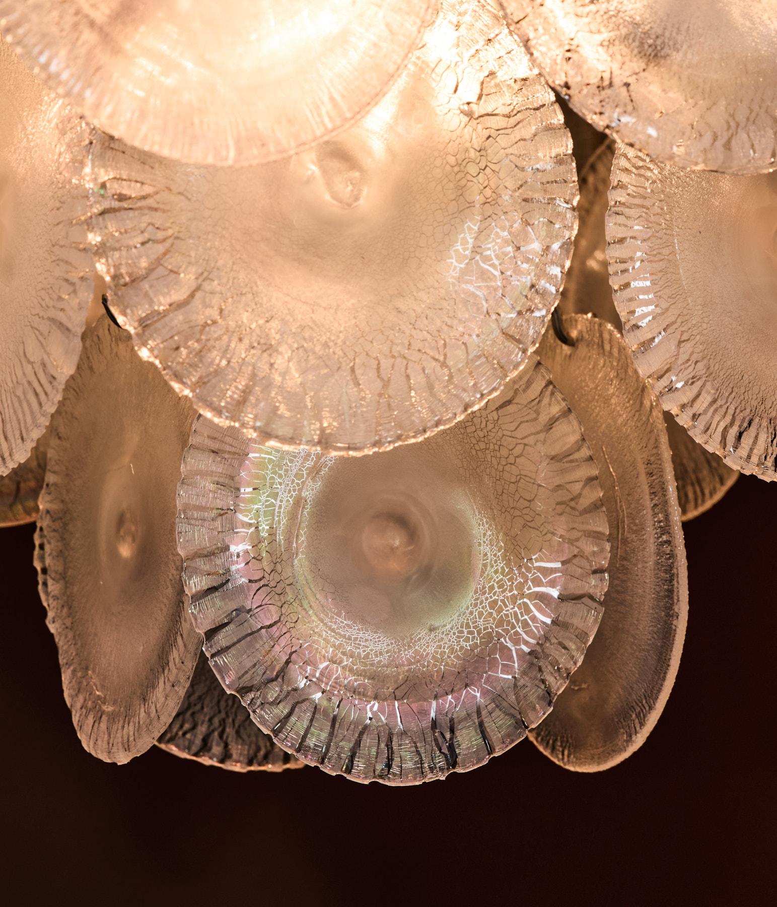 Hängeleuchte Mod. LS 131 mit schillernden Muranoglasscheiben, entworfen von Carlo Nason für A.V. Mazzega in den frühen 1970er Jahren. Es ist eine Lampe aus einem Lagerbestand und daher in neuwertigem Zustand, die Deckenhöhe ist verstellbar.

