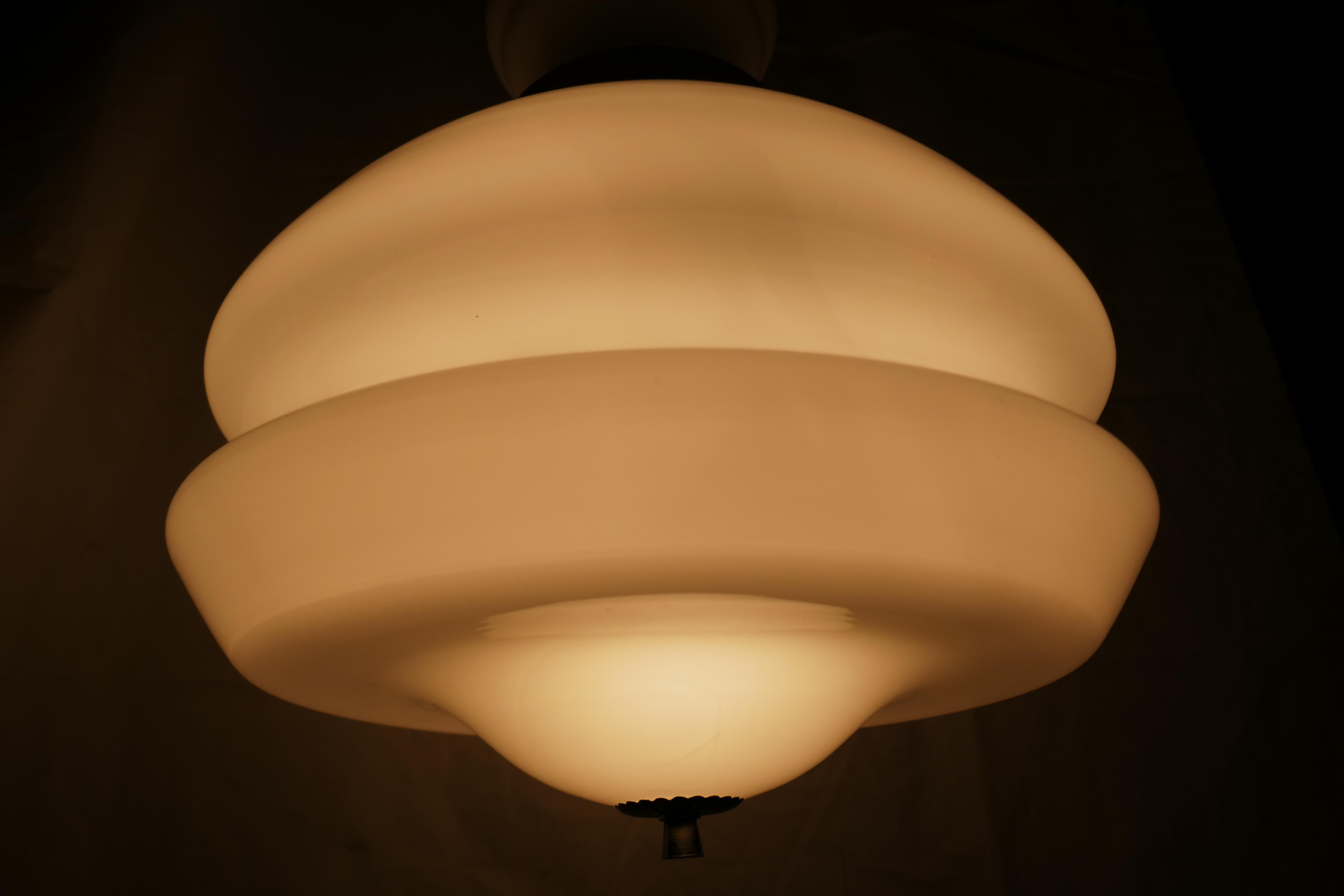 Lampada a sospensione in vetro opalino in vendita 4