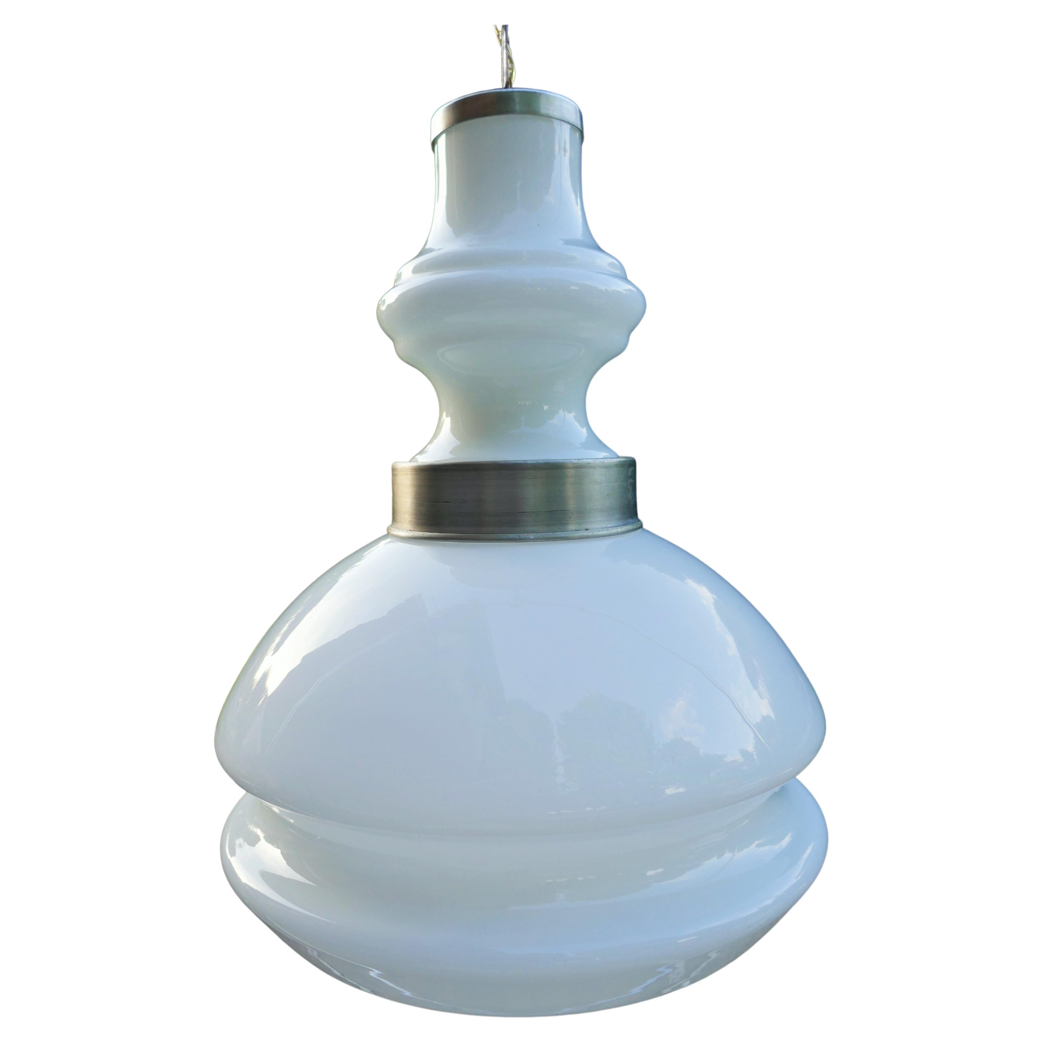 Lampada a sospensione in vetro opalino e alluminio.
Due vetri separati da un elemento
Altezza dei due vetri; 48 cm
Un bollo di 5 cm mai visto su un vetro, possibile difetto nella produzione (foto).
Buone condizioni.
GrAzie

