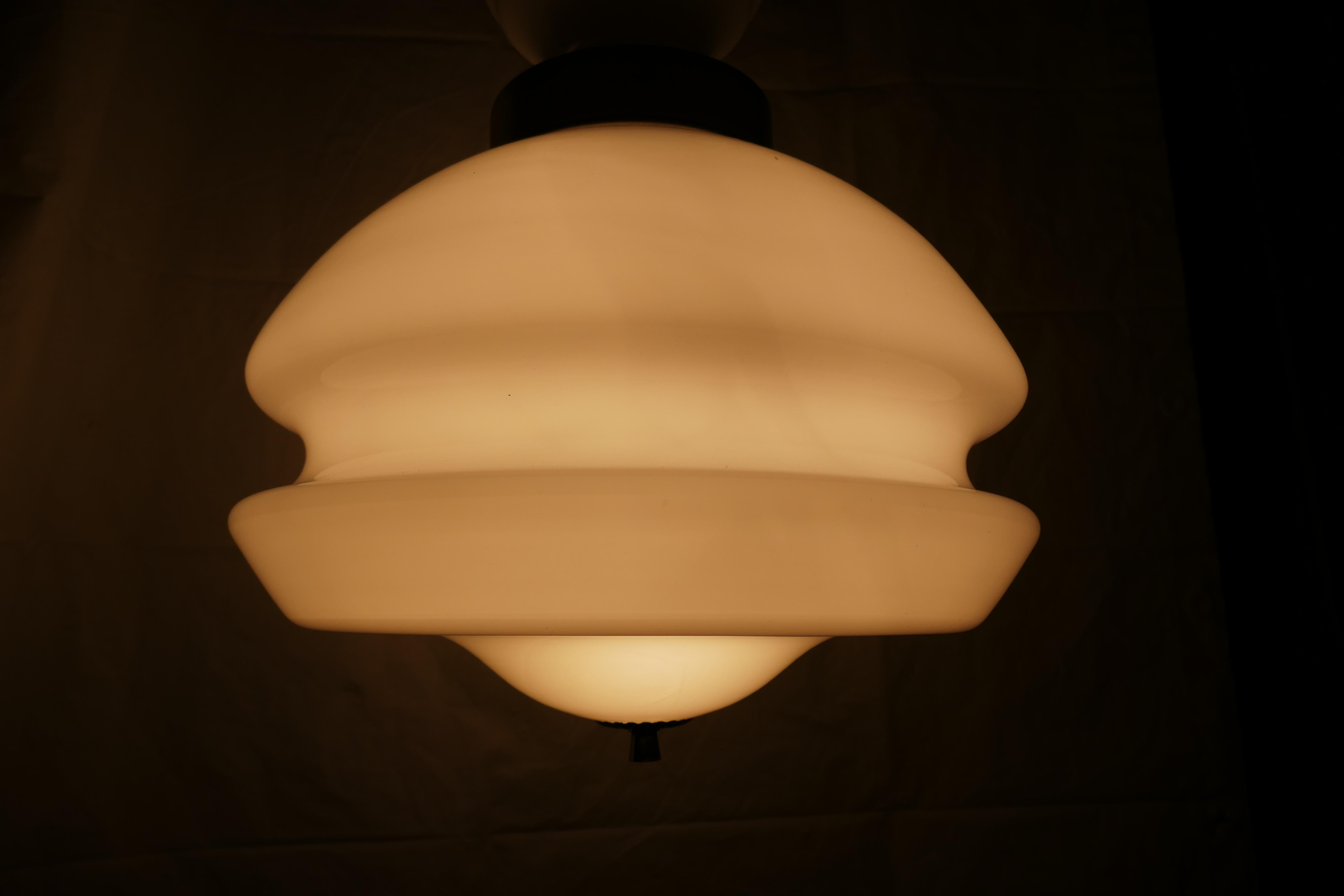 Moderno Lampada a sospensione in vetro opalino in vendita